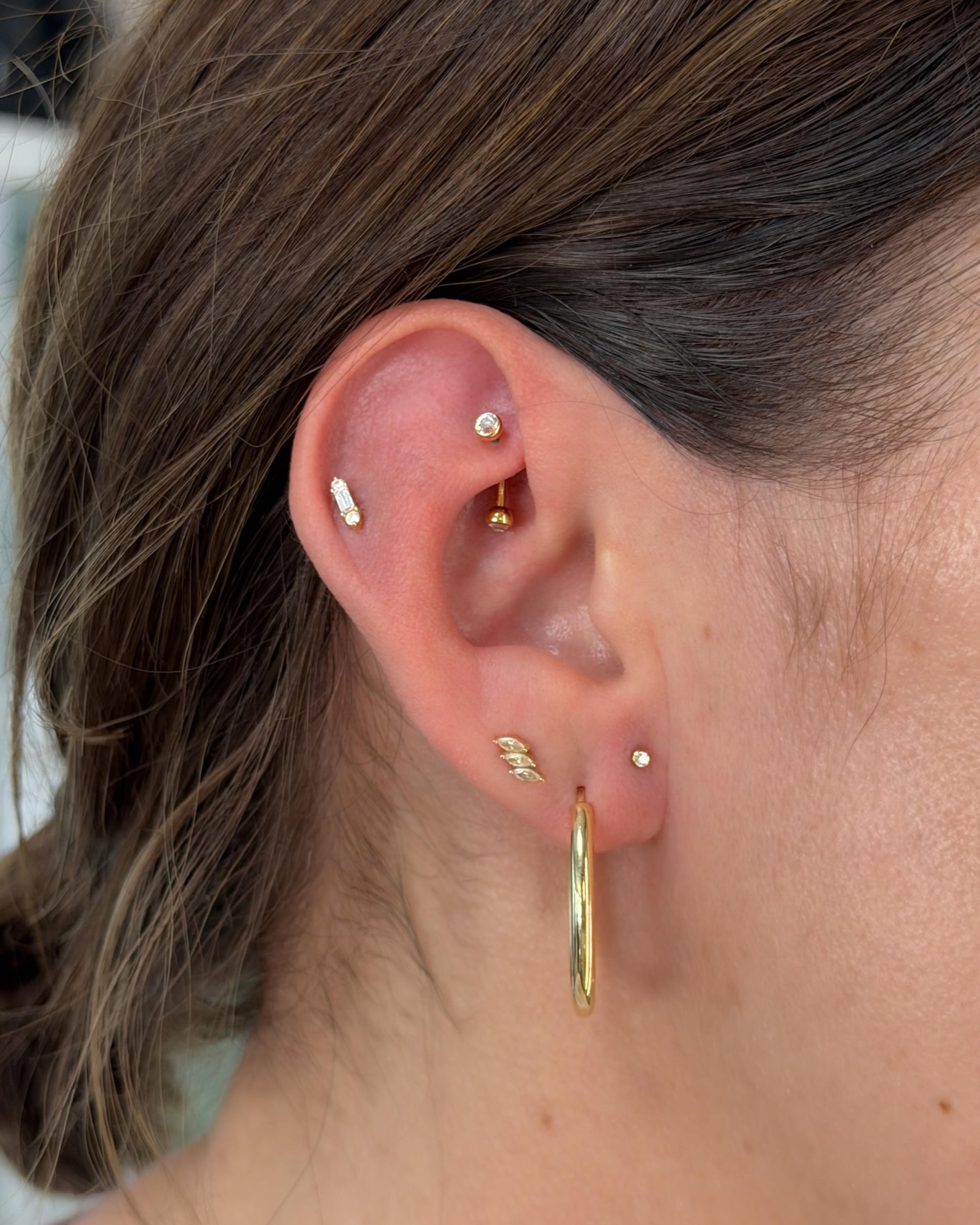 Helix, tragus a laloky so zlatými šperkami