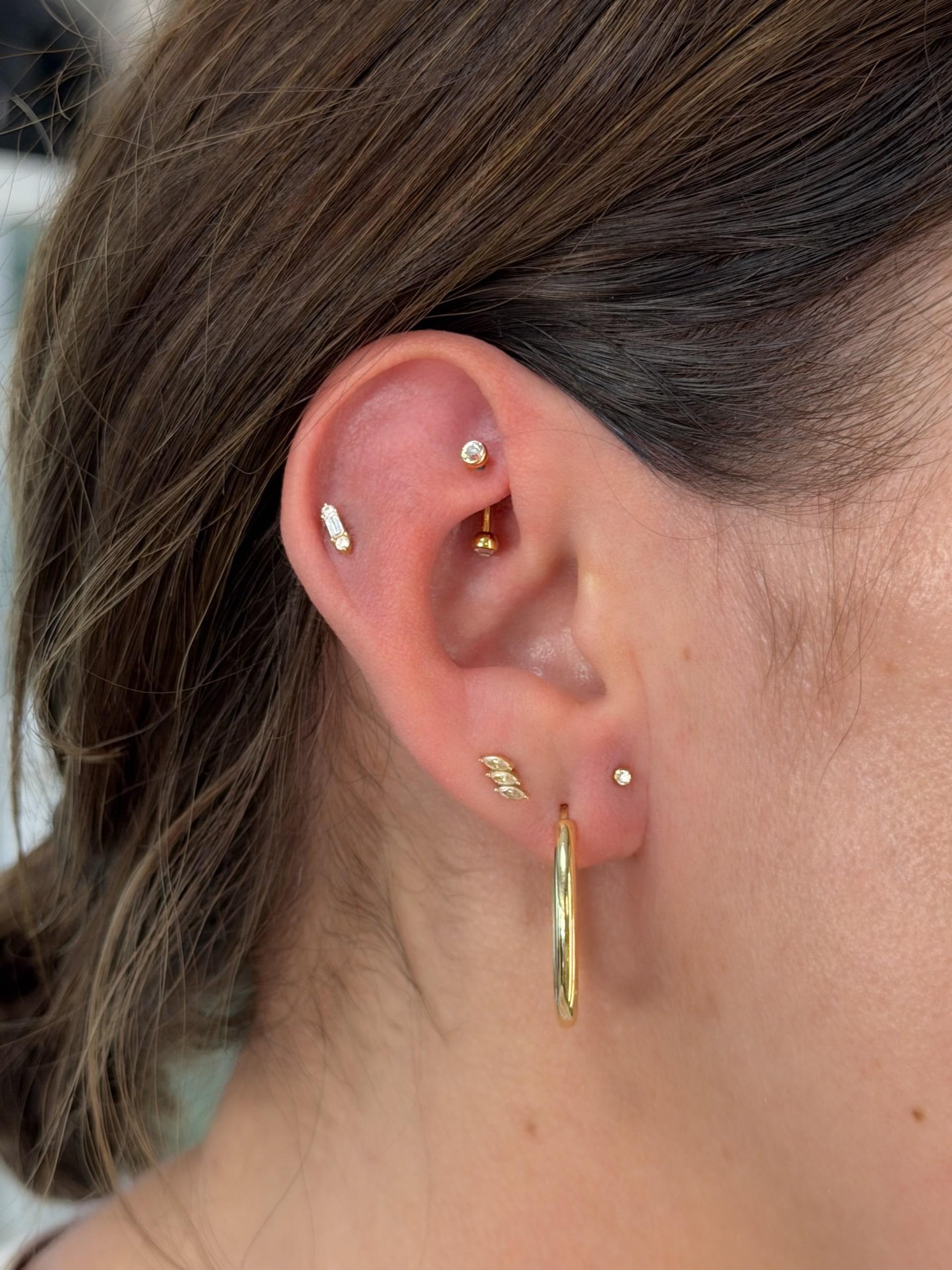 Helix, tragus a laloky so zlatými šperkami
