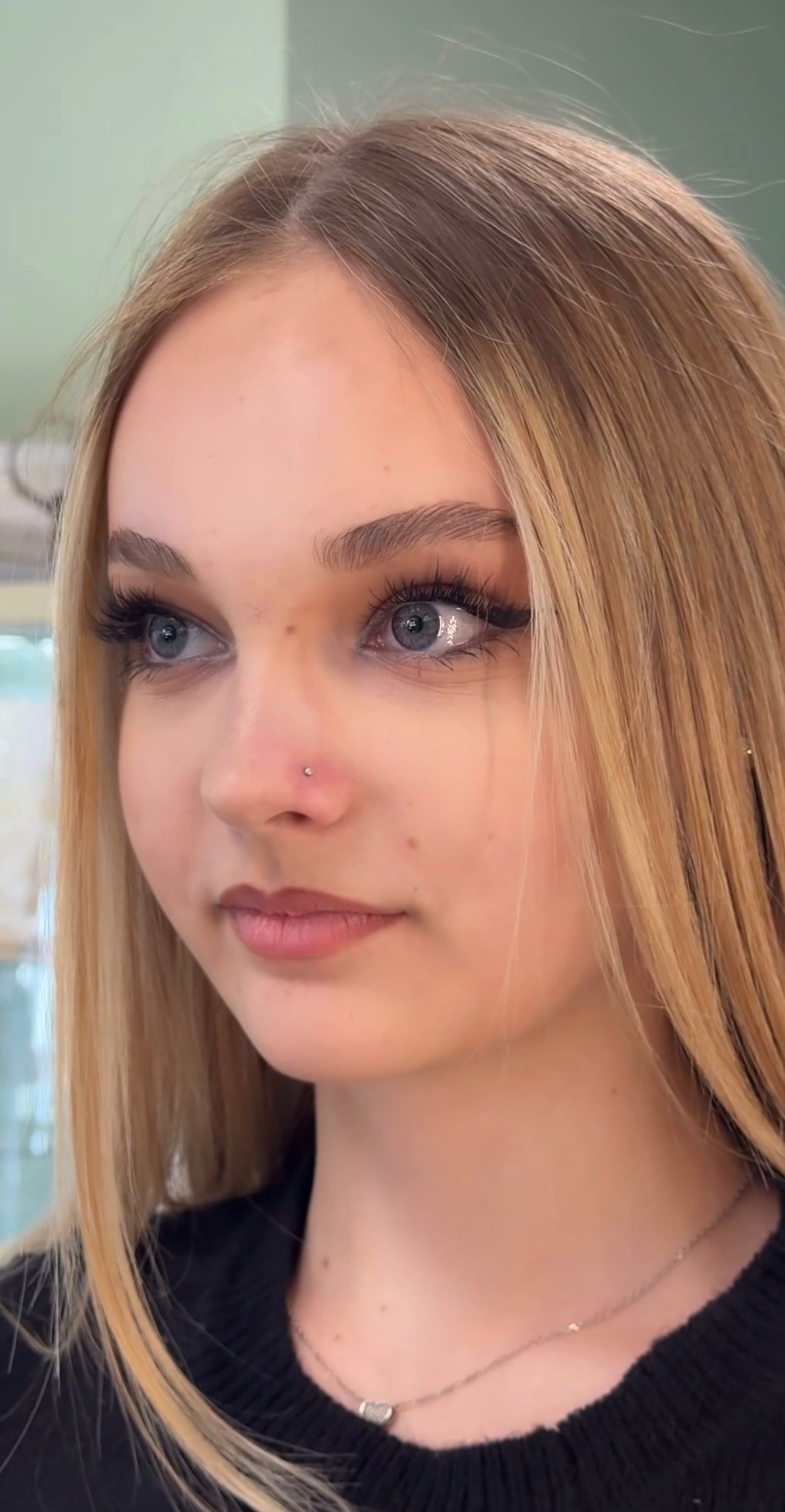 Nostril piercing zblízka