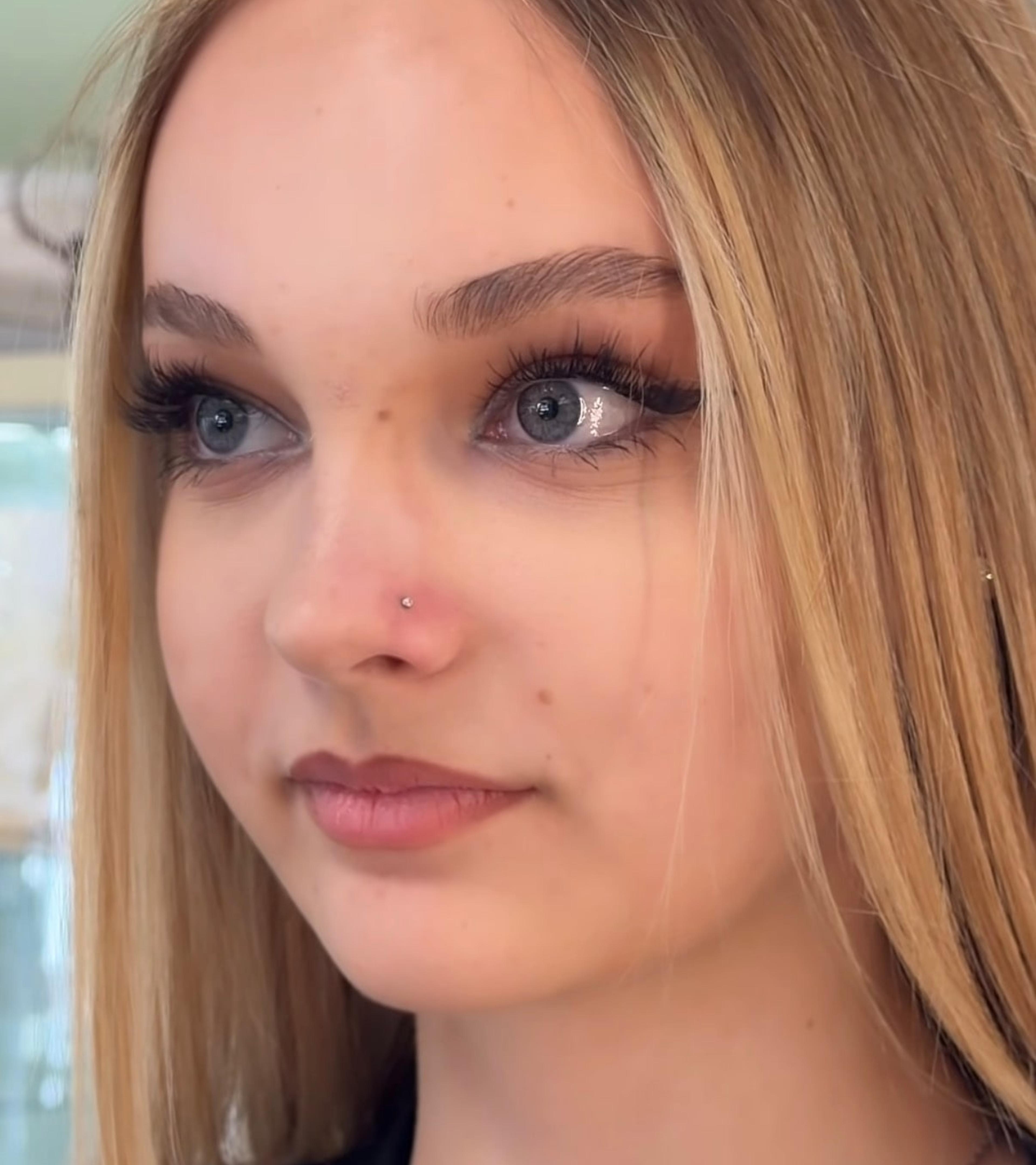 Nostril piercing zblízka