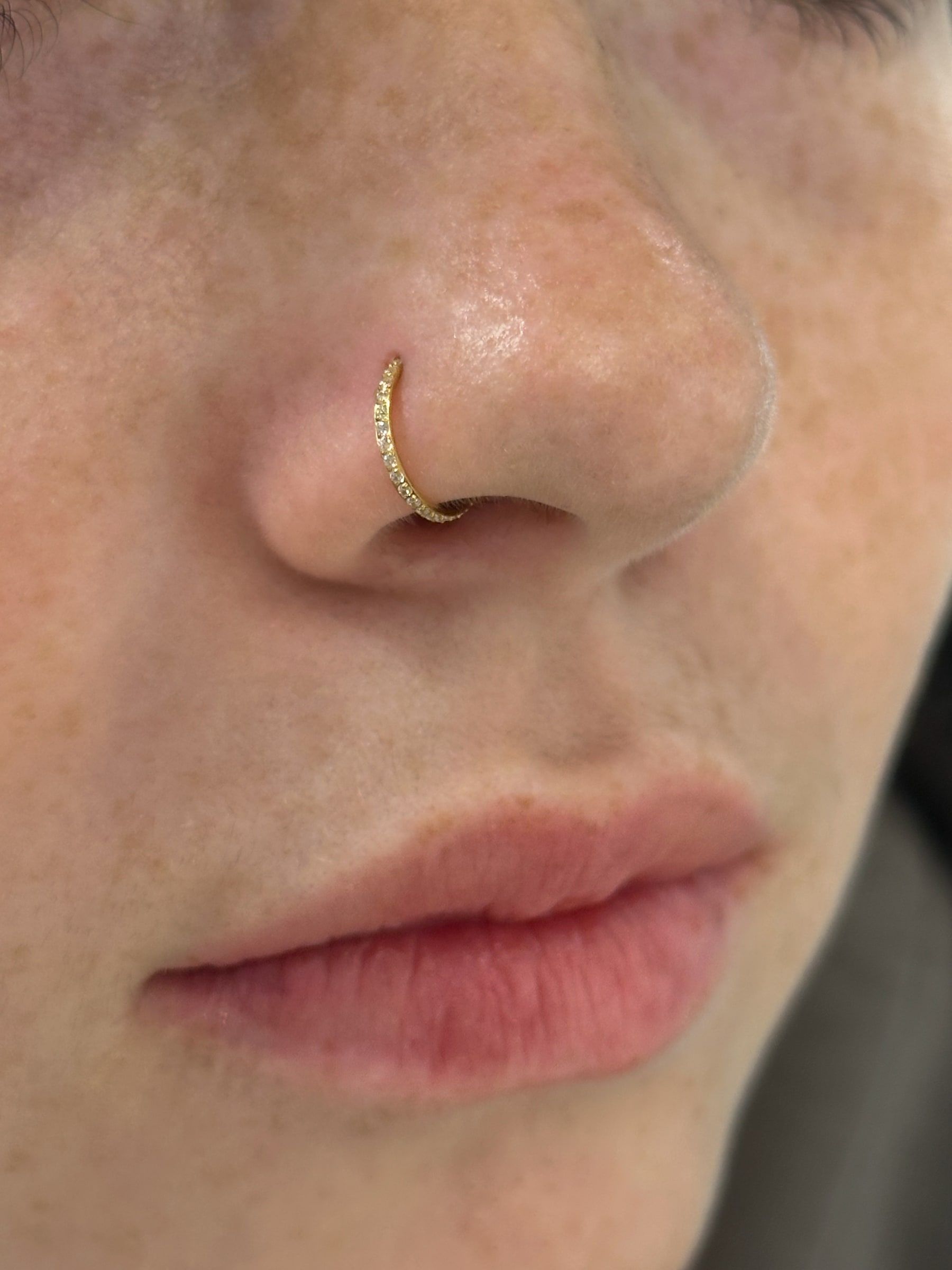 Nostril so zlatým krúžkom