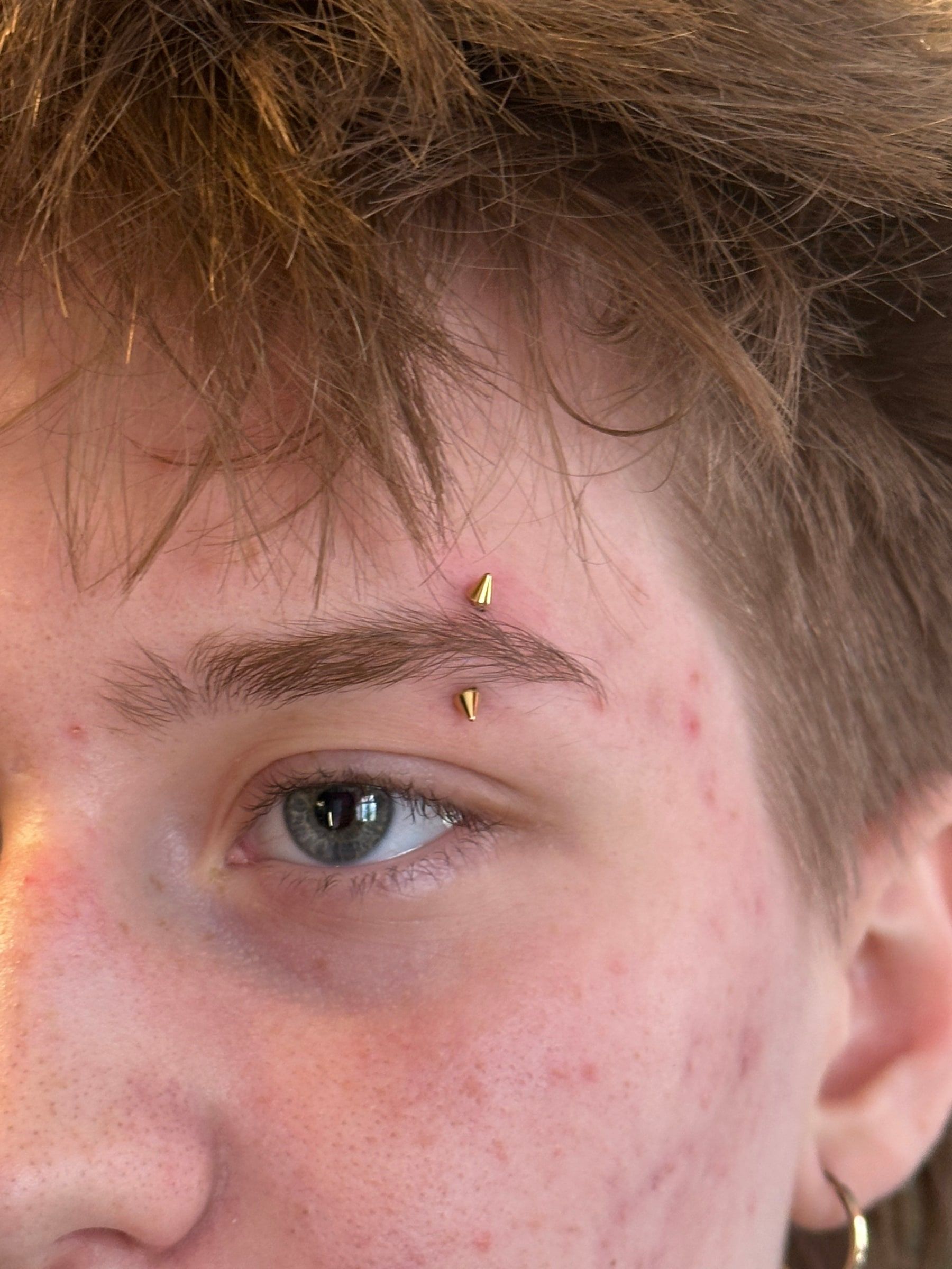 Piercing obočia
