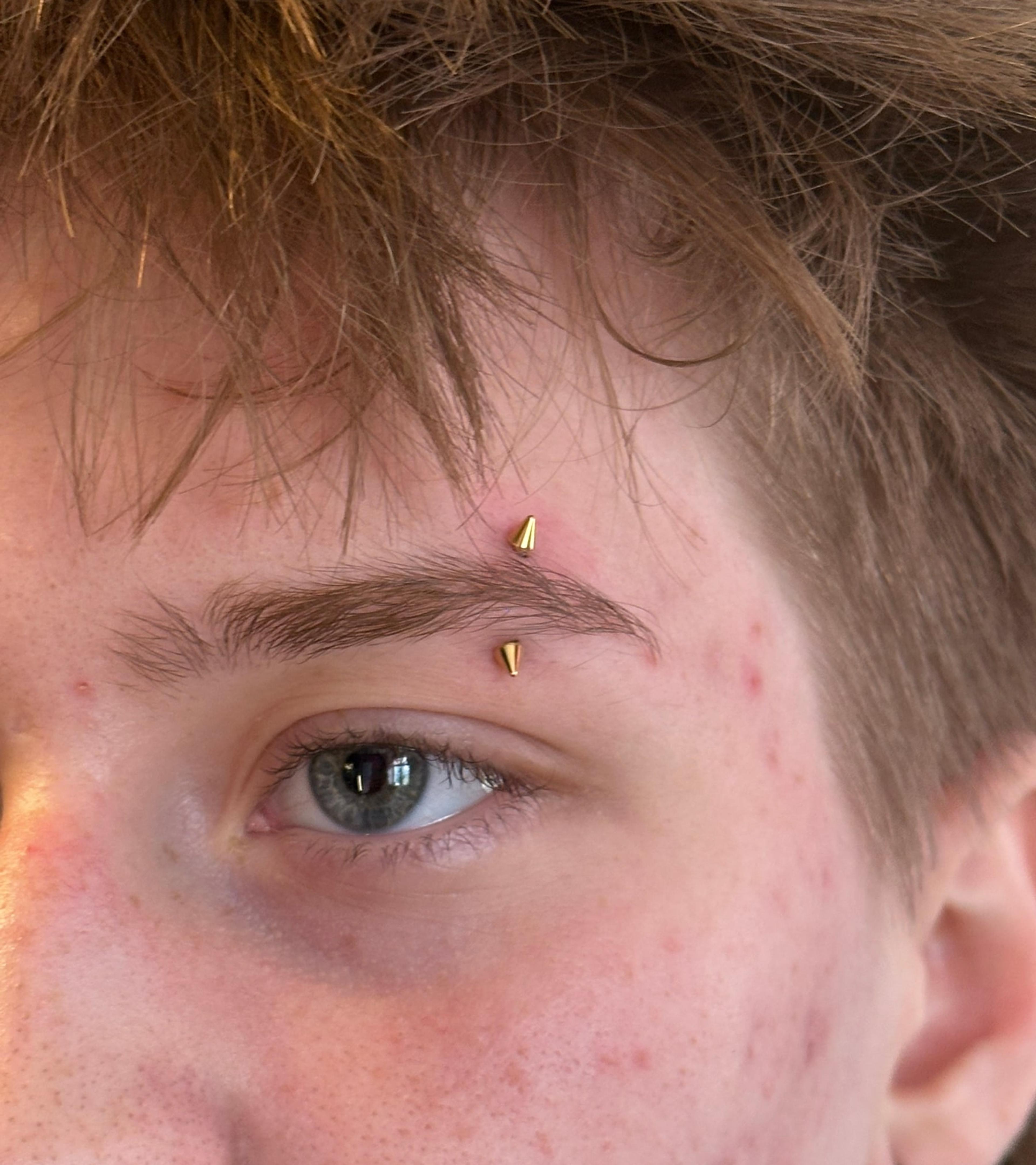 Piercing obočia