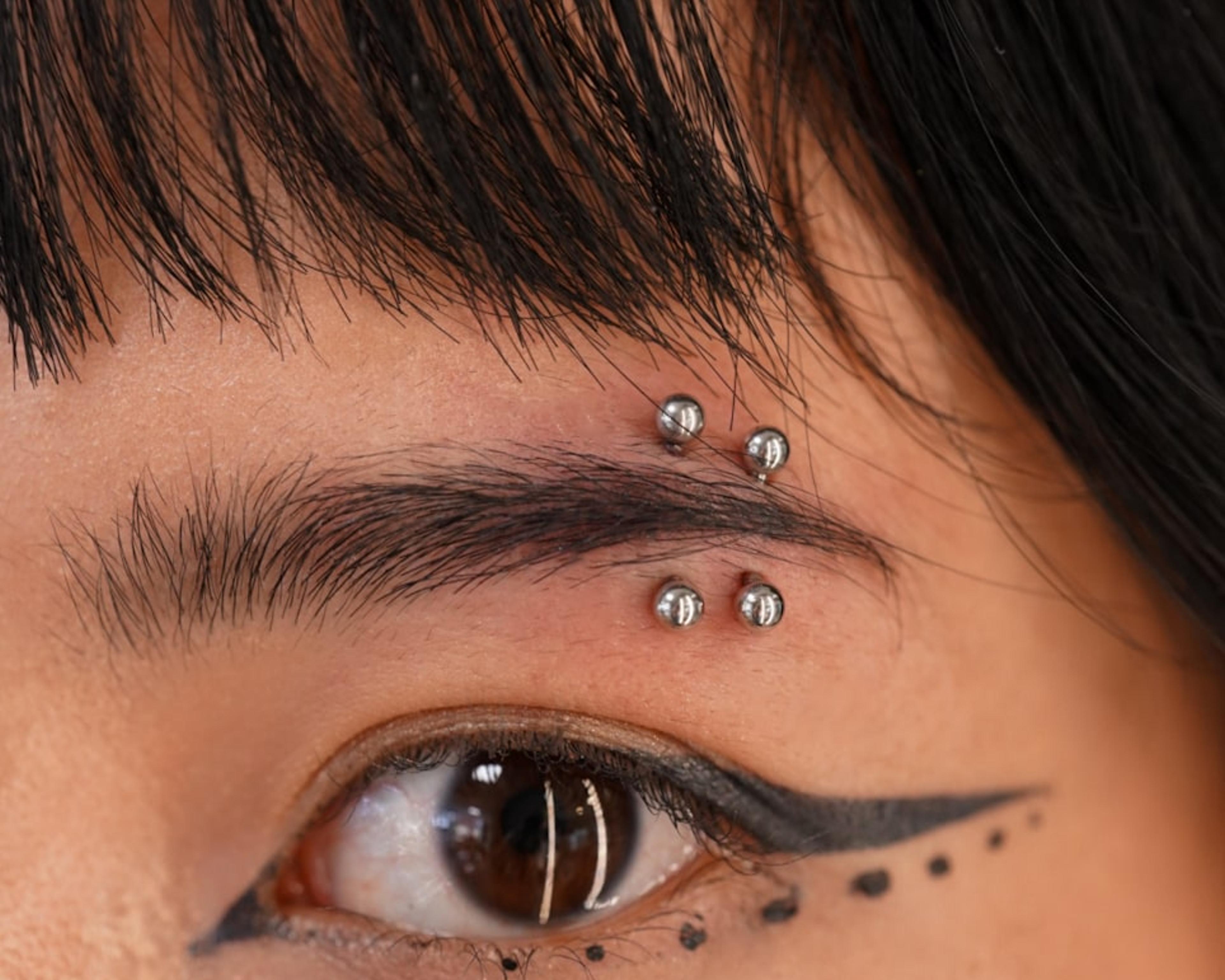 Dvojitý piercing obočia