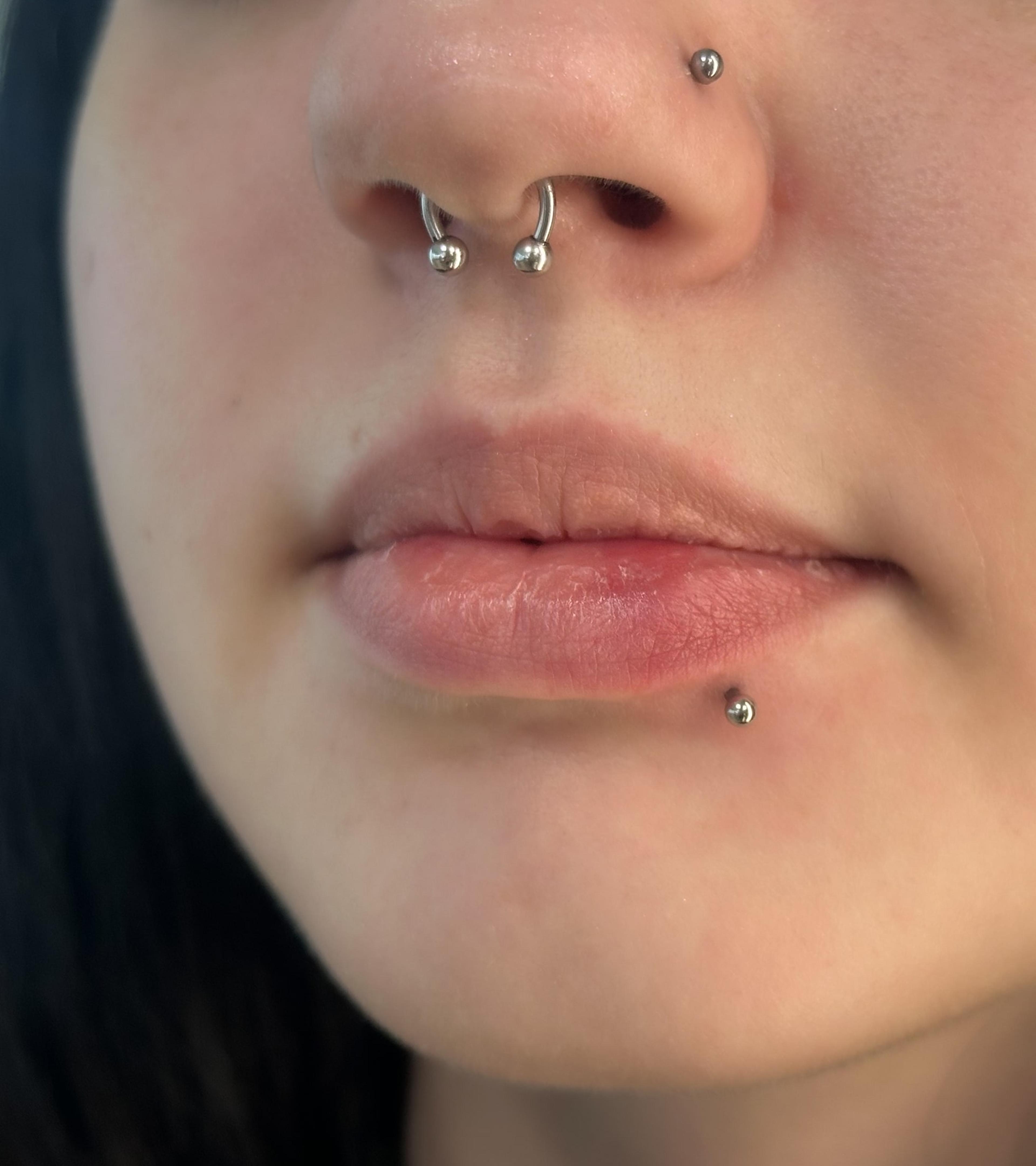 Septum, nostril a piercing pery