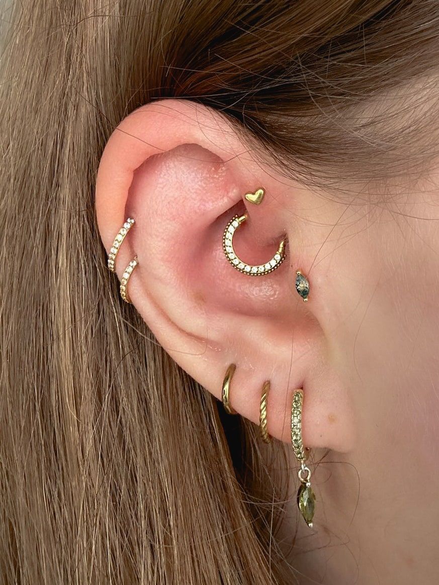 Daith krúžok, helix a laloky so zelenými kamienkami