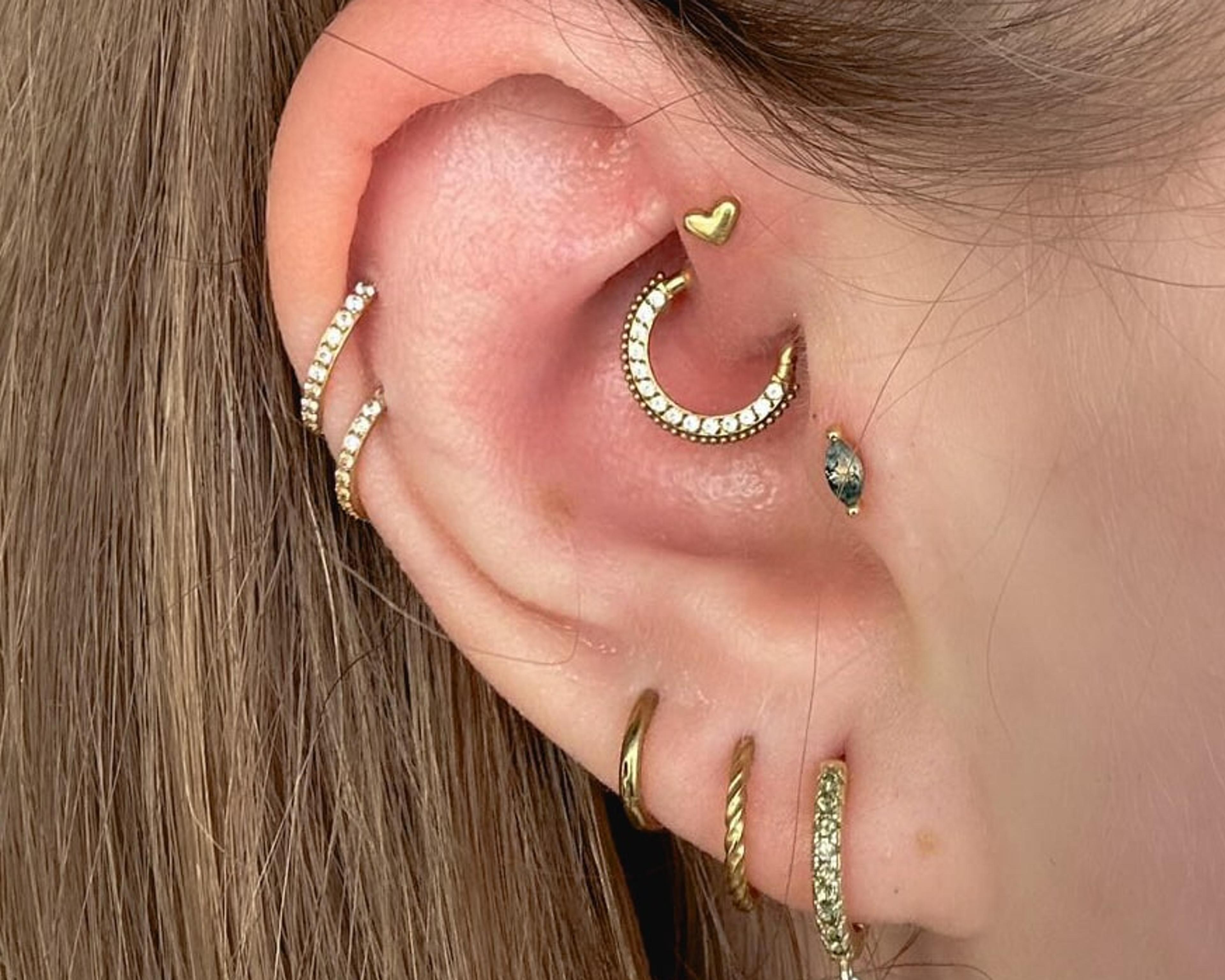 Daith krúžok, helix a laloky so zelenými kamienkami