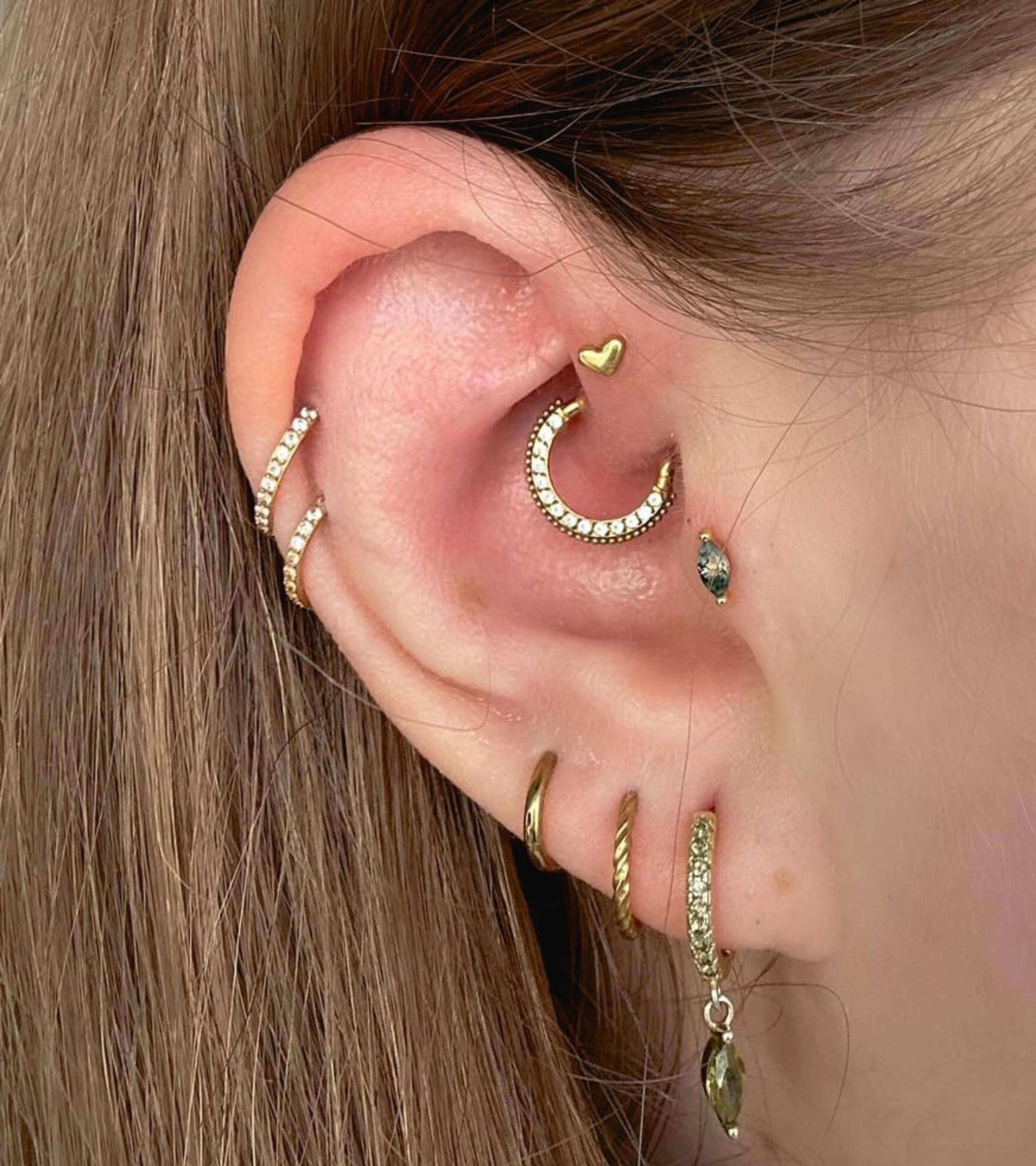 Daith krúžok, helix a laloky so zelenými kamienkami