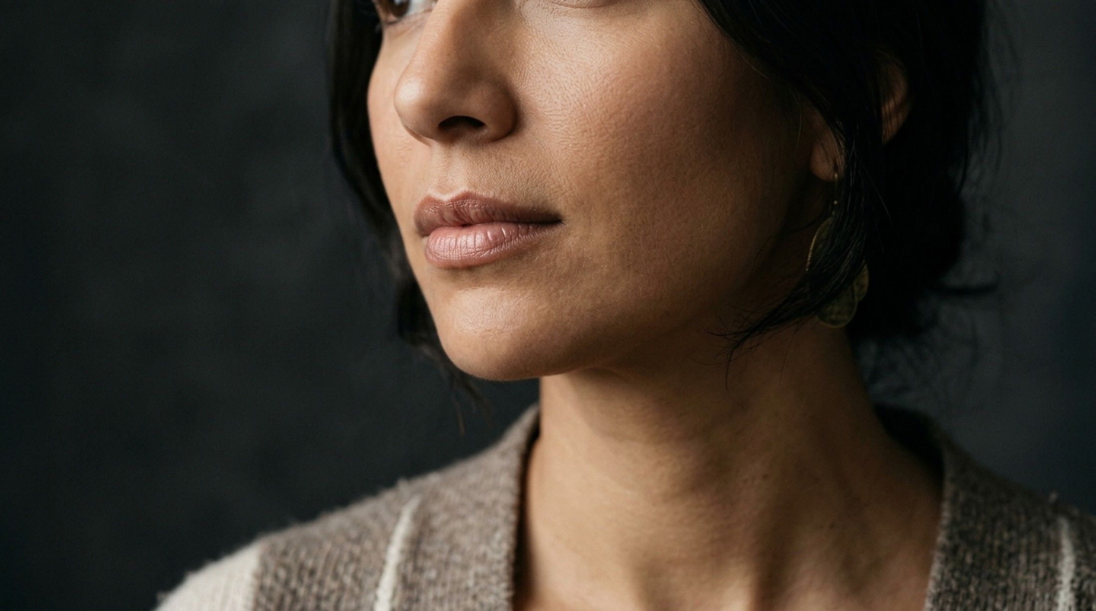Gros plan sur des lèvres au naturel après des injections, lumière douce, clinique esthétique à Montréal