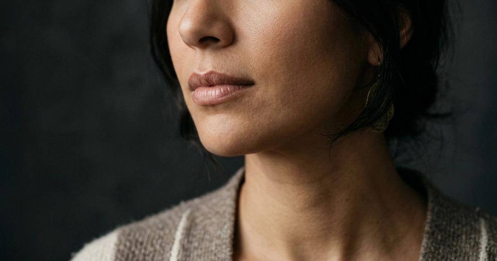 Gros plan sur des lèvres au naturel après des injections, lumière douce, clinique esthétique à Montréal
