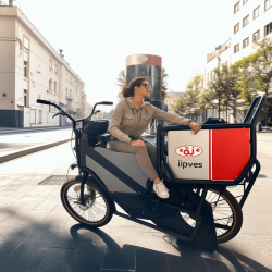 Frau macht Selfie mit Lastenrad
