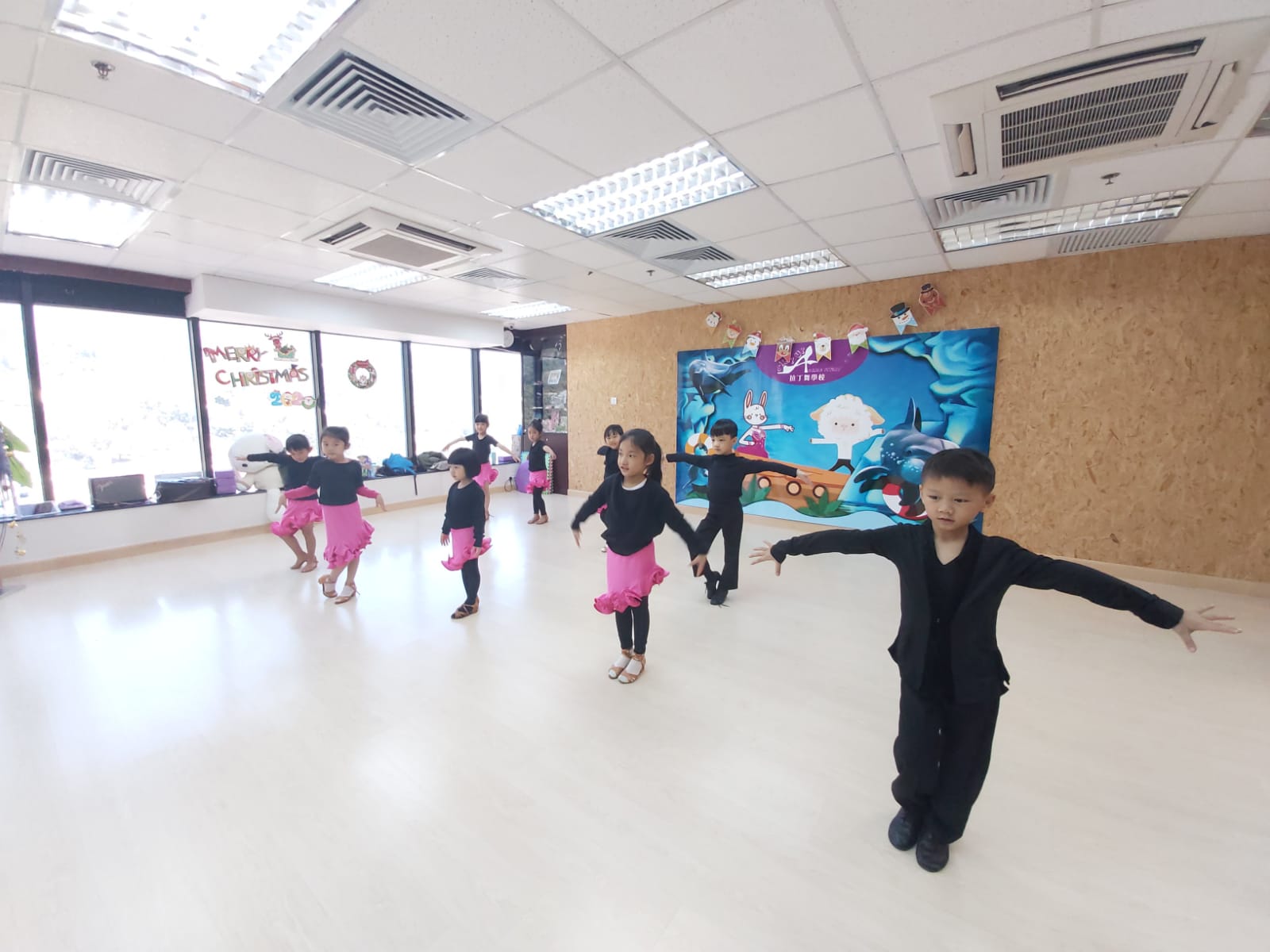 孩子在 Step Up 拉丁舞課堂練習