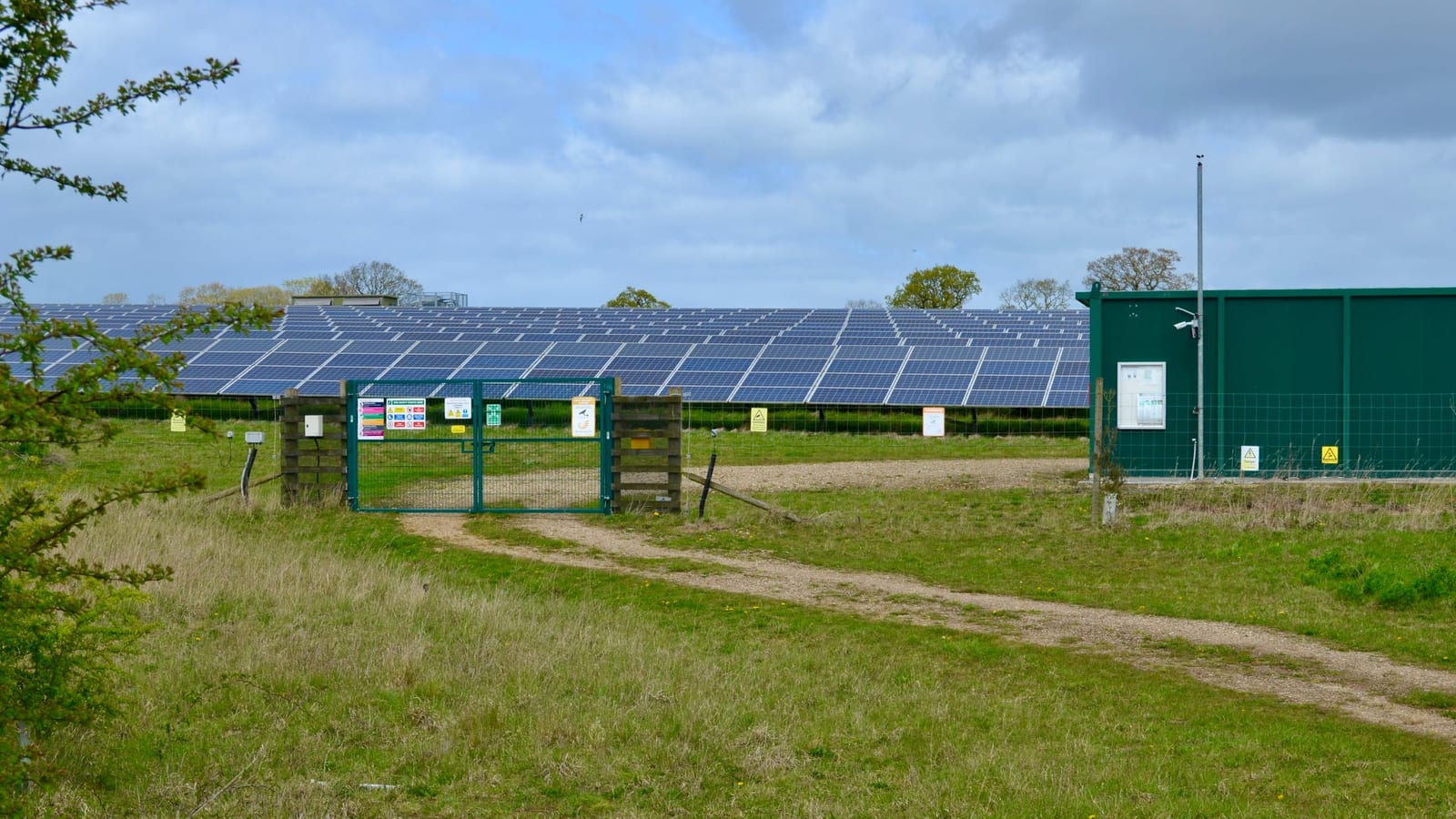 Usina fotovoltaica com armário de equipamentos de controle em campo.
