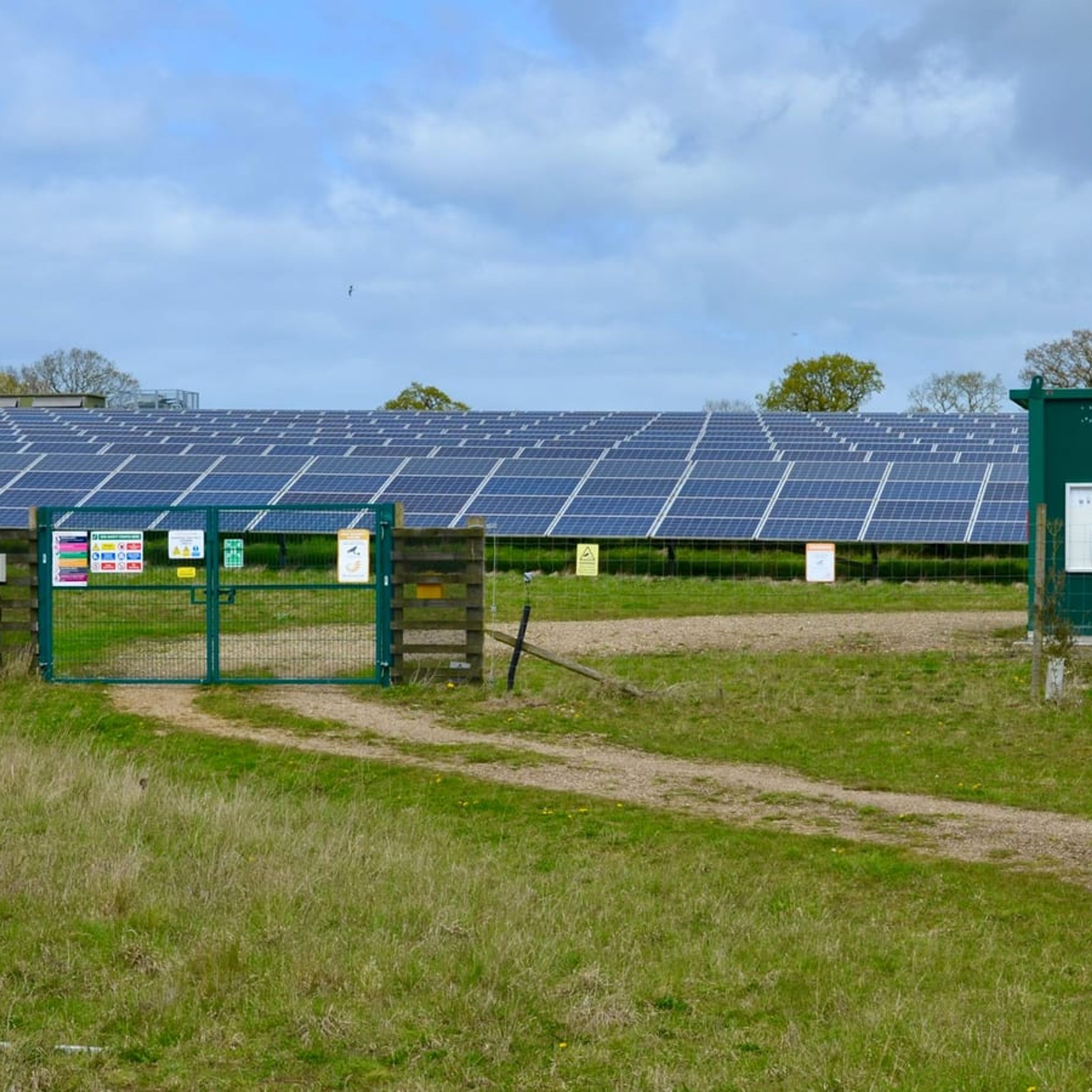 Usina fotovoltaica com armário de equipamentos de controle em campo.