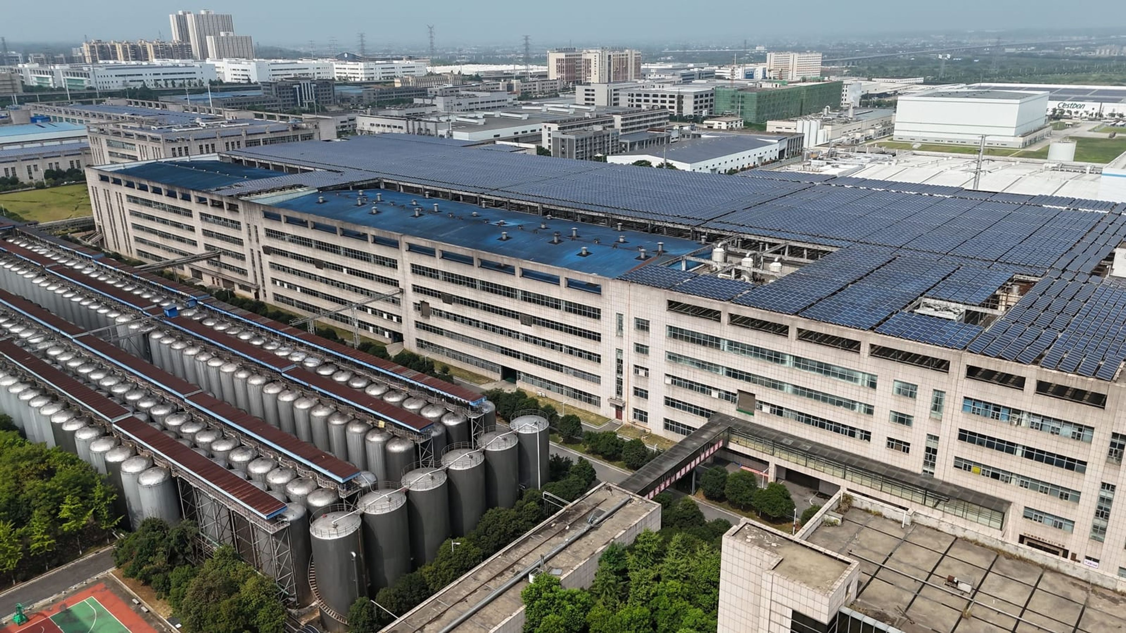 Planta industrial com grande cobertura de módulos fotovoltaicos.