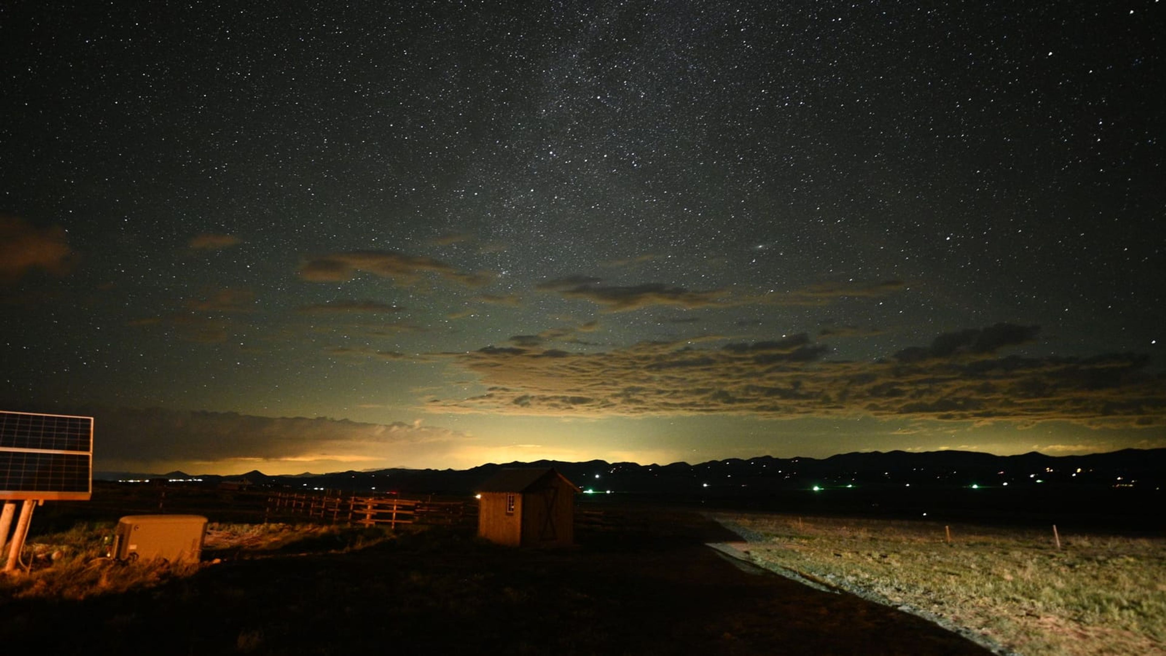 Usina solar à noite sob céu estrelado, durante a janela de limpeza noturna.