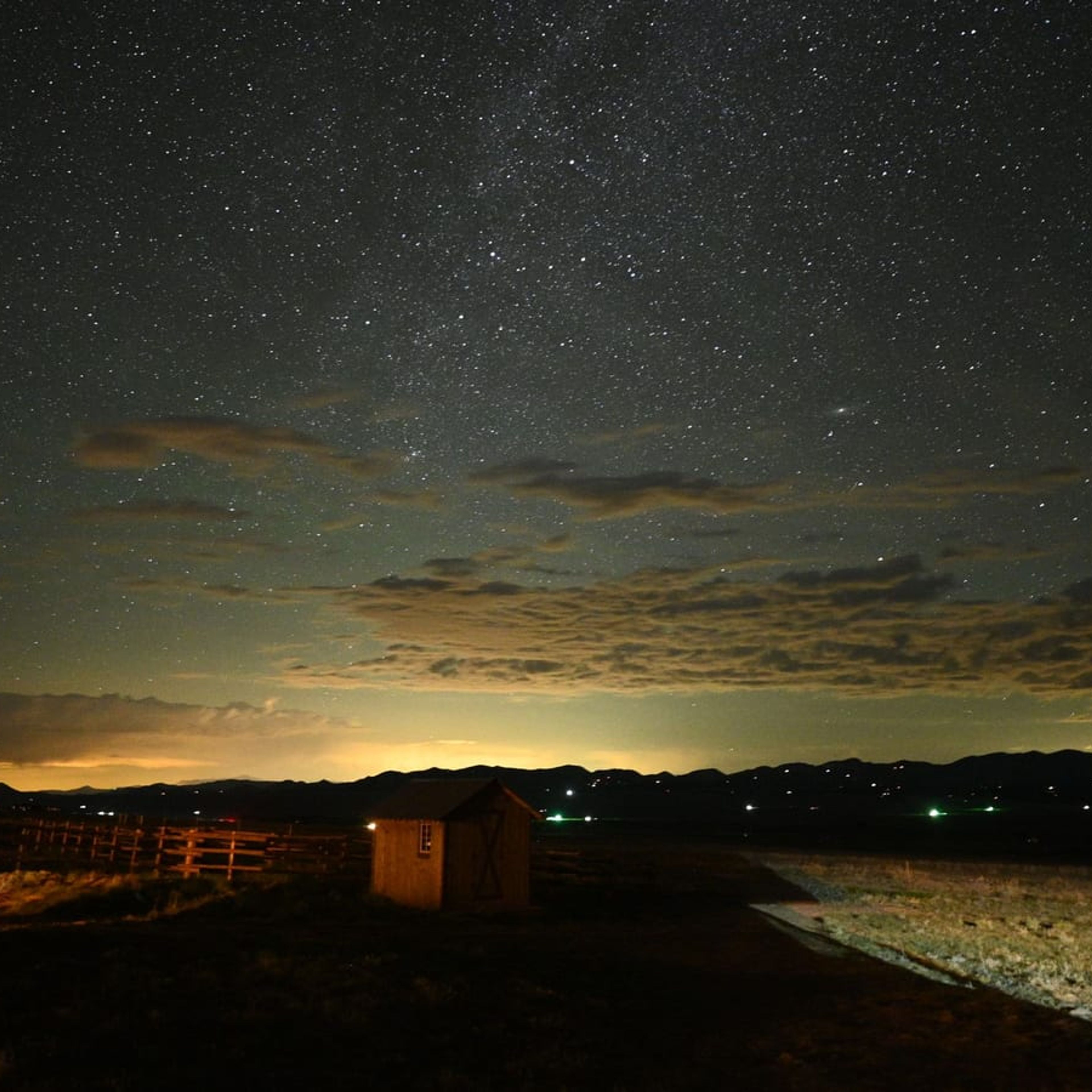 Usina solar à noite sob céu estrelado, durante a janela de limpeza noturna.