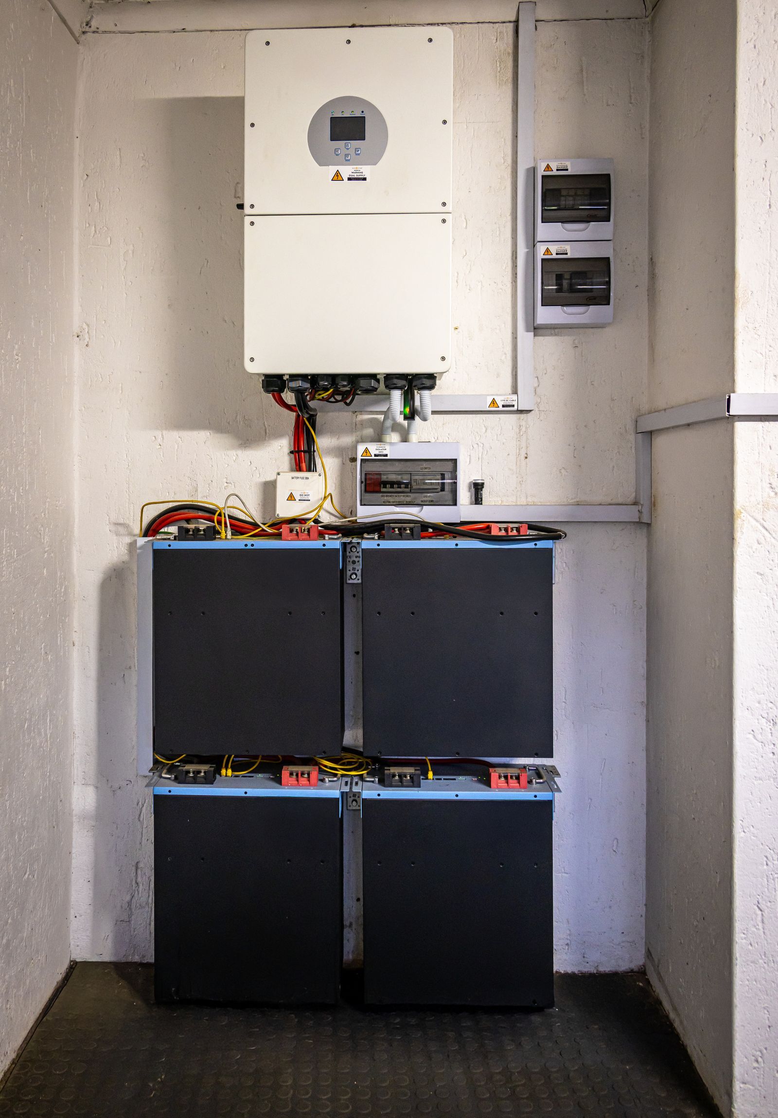 Banco de baterias e inversor híbrido instalados em sala técnica, usados para arbitragem tarifária entre ponta e fora-ponta.