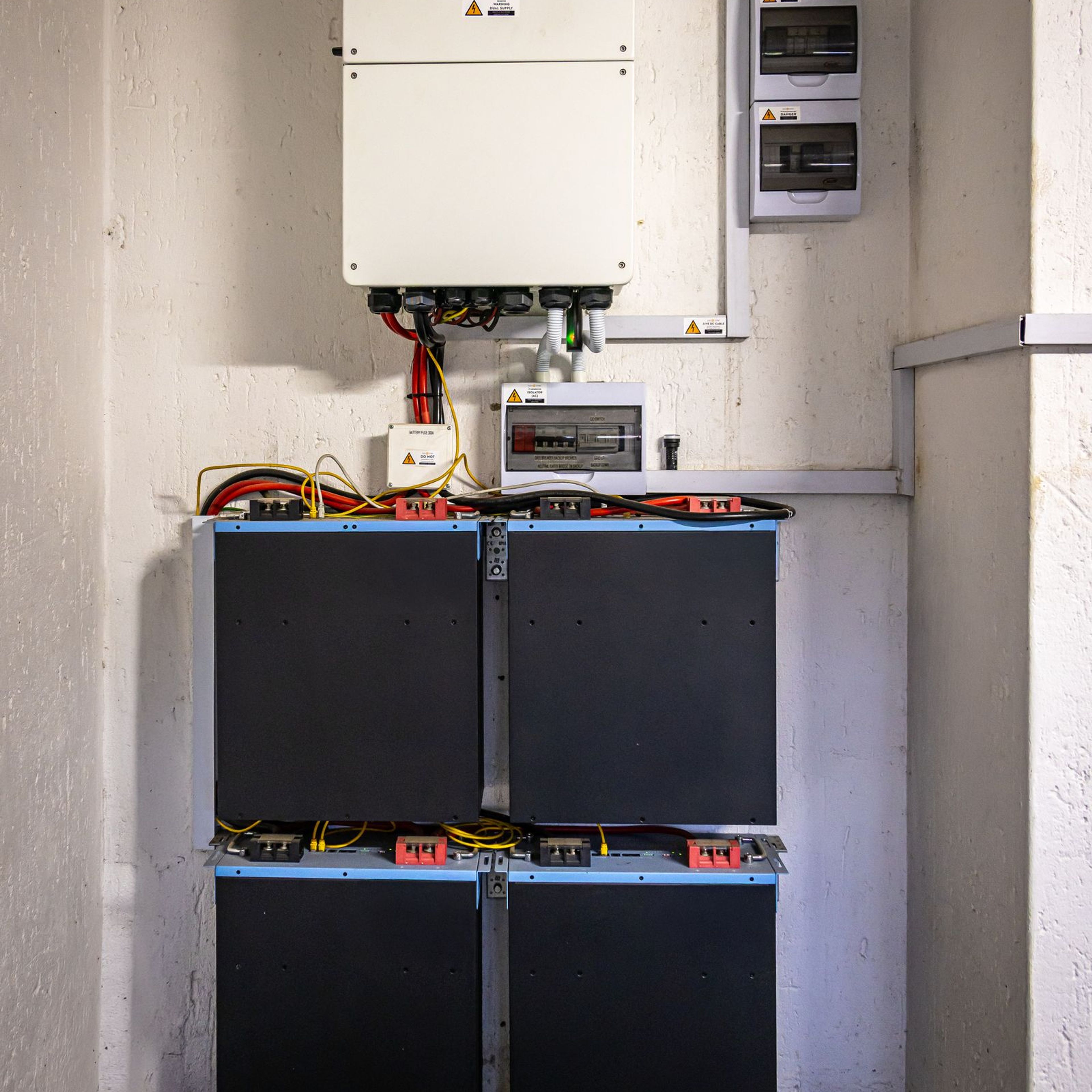 Banco de baterias e inversor híbrido instalados em sala técnica, usados para arbitragem tarifária entre ponta e fora-ponta.