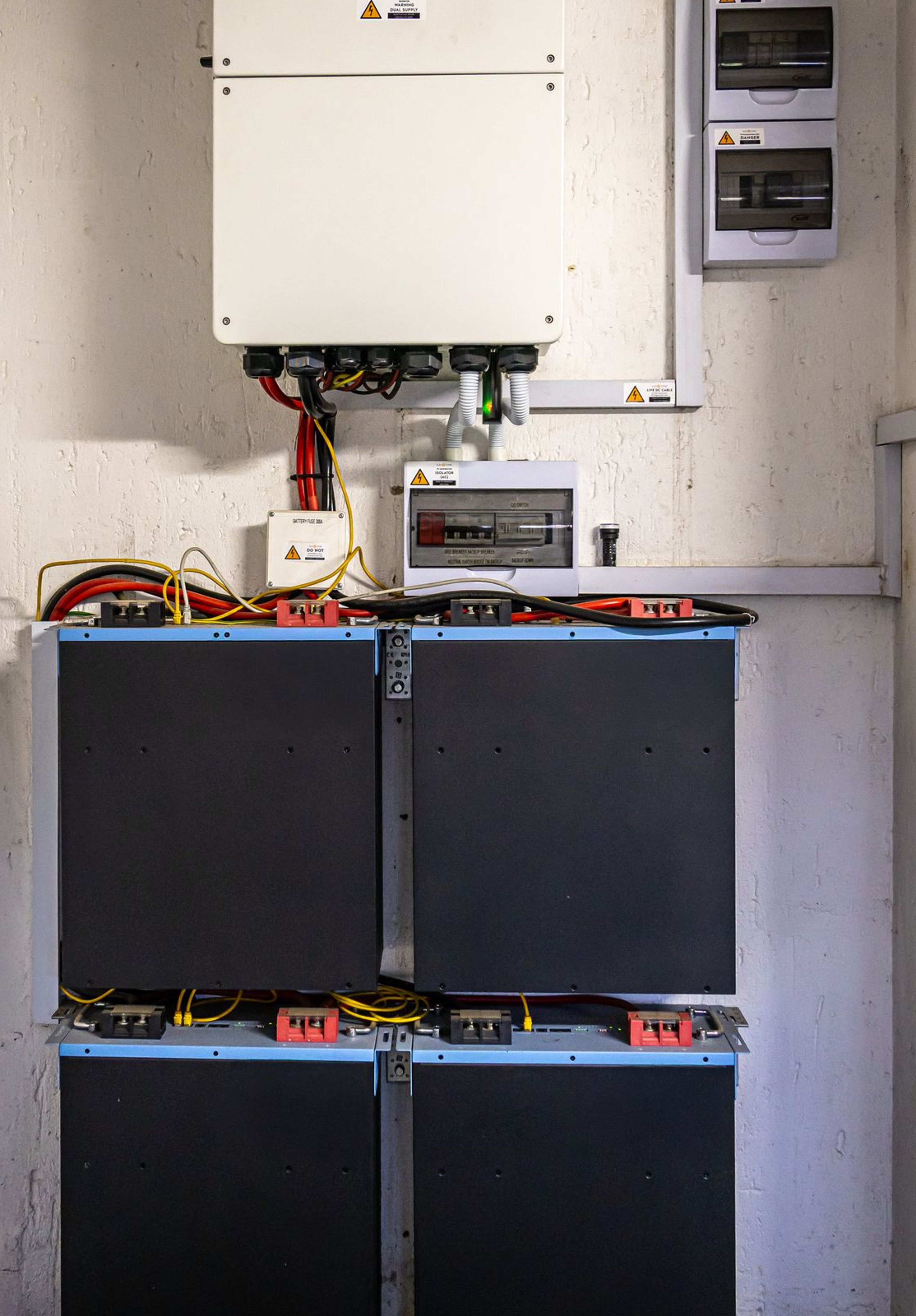 Banco de baterias e inversor híbrido instalados em sala técnica, usados para arbitragem tarifária entre ponta e fora-ponta.
