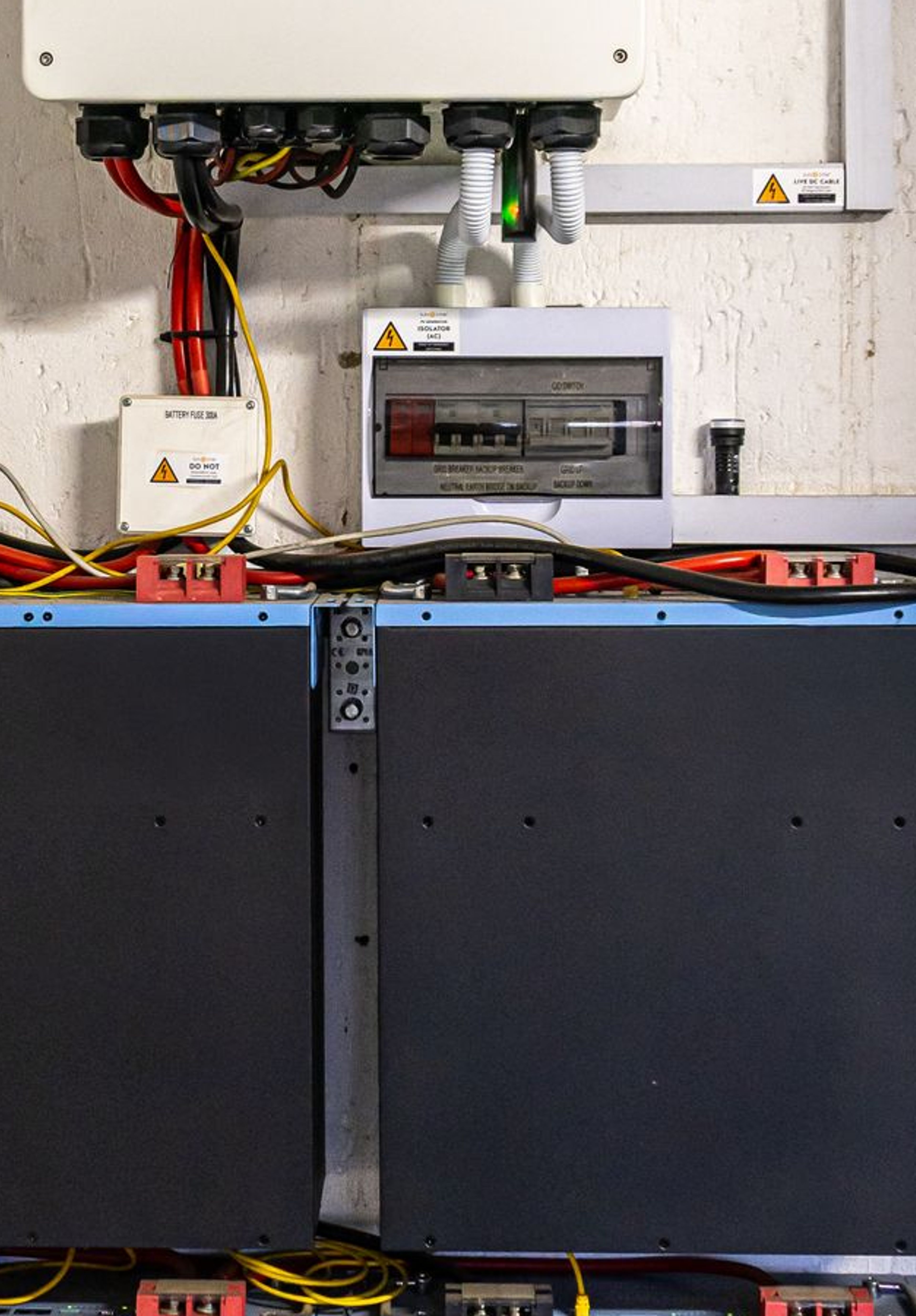 Banco de baterias e inversor híbrido instalados em sala técnica, usados para arbitragem tarifária entre ponta e fora-ponta.