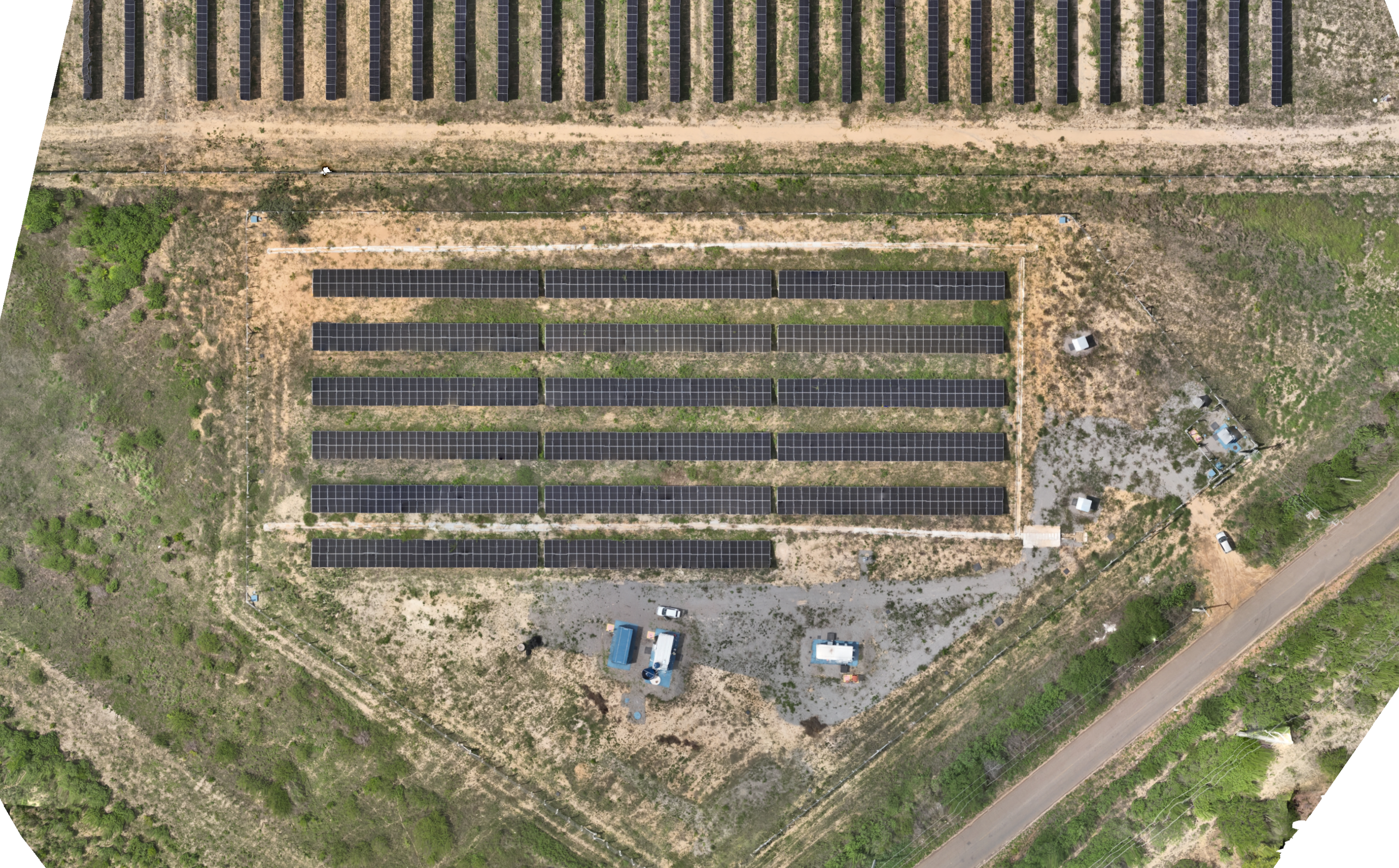 Vista aerea de usina fotovoltaica usada em inspecao de comissionamento.