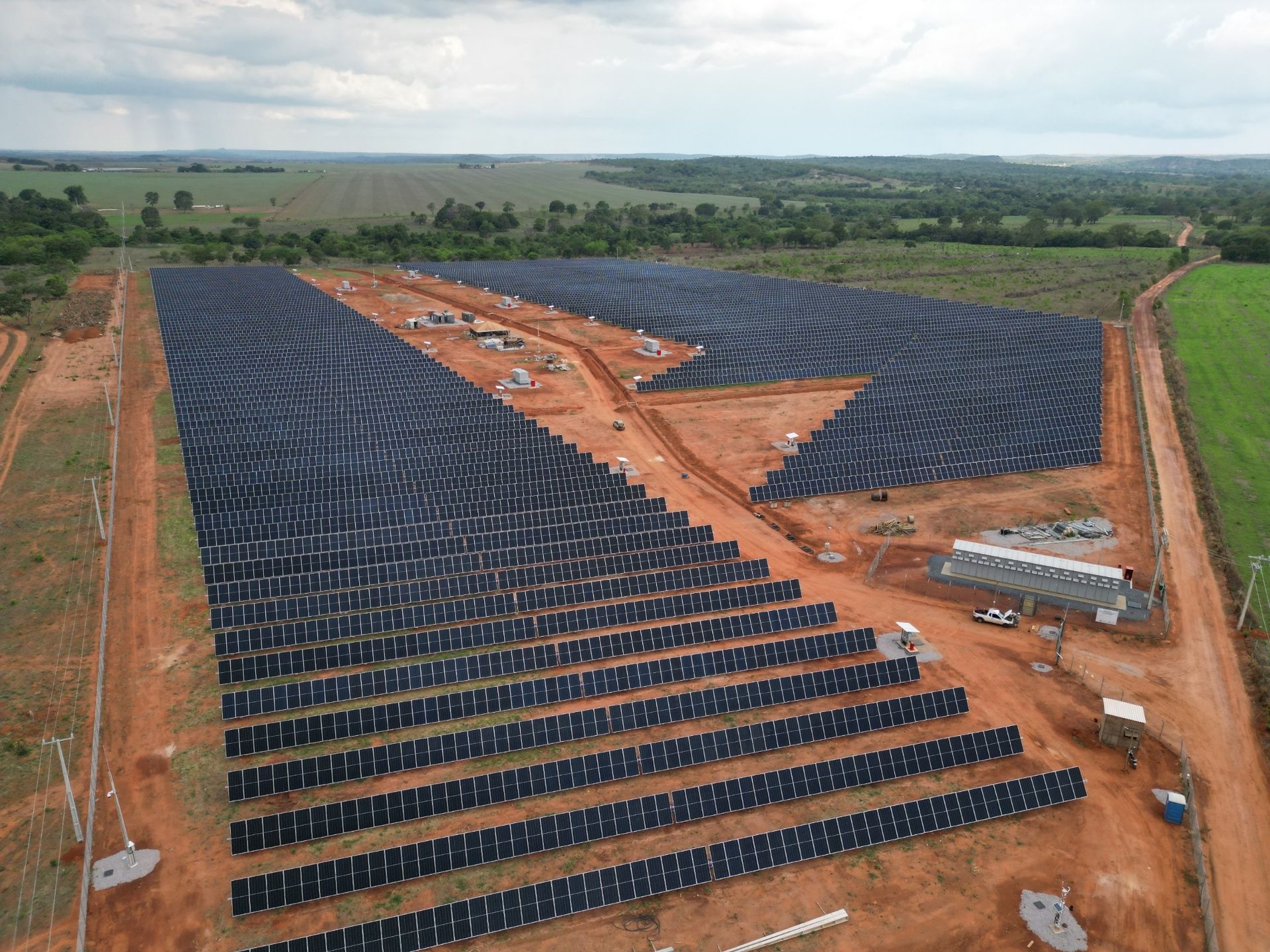Usina solar cercada por estradas de terra, fonte de poeira que suja os modulos.