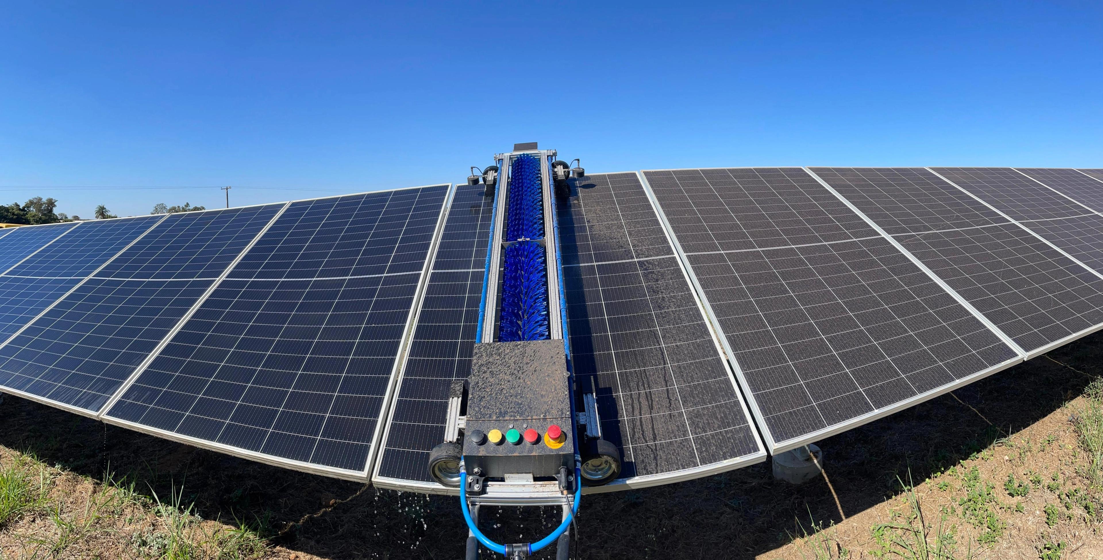 Robô autônomo TCR-W1 limpando módulos fotovoltaicos em usina solar.