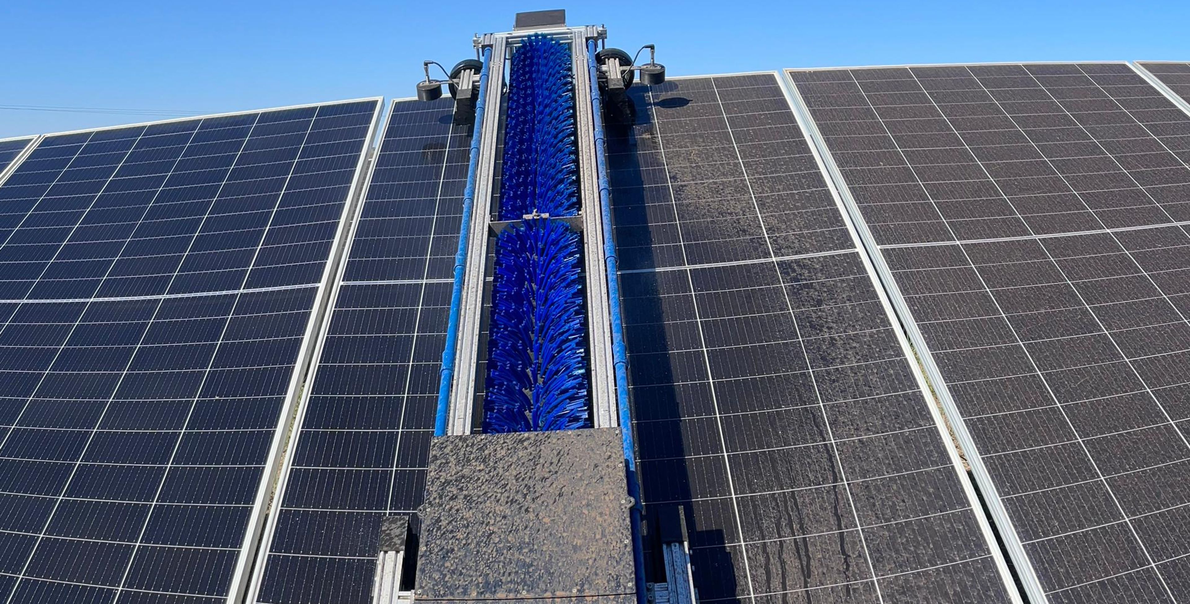 Robô autônomo TCR-W1 limpando módulos fotovoltaicos em usina solar.
