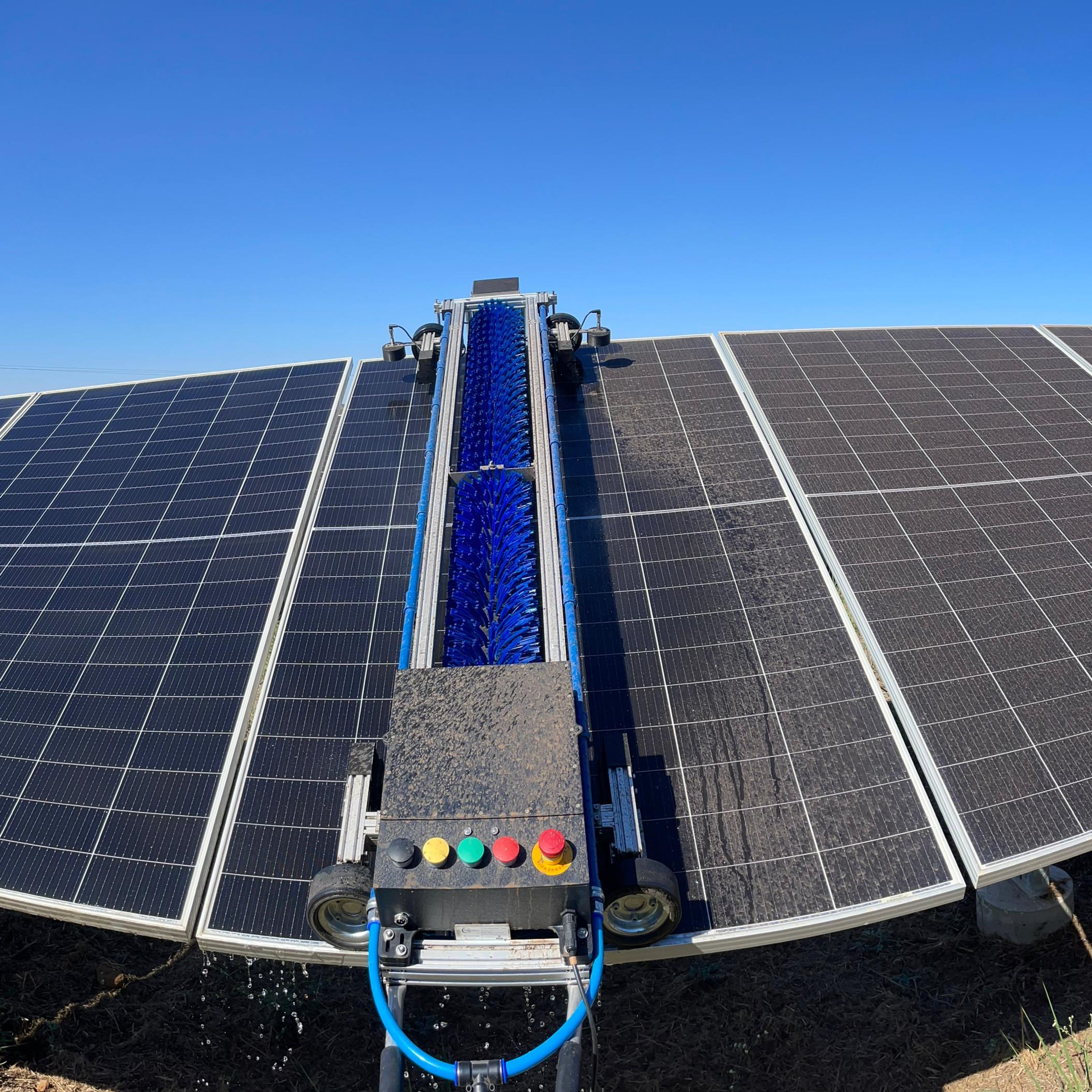 Robô autônomo TCR-W1 limpando módulos fotovoltaicos em usina solar.