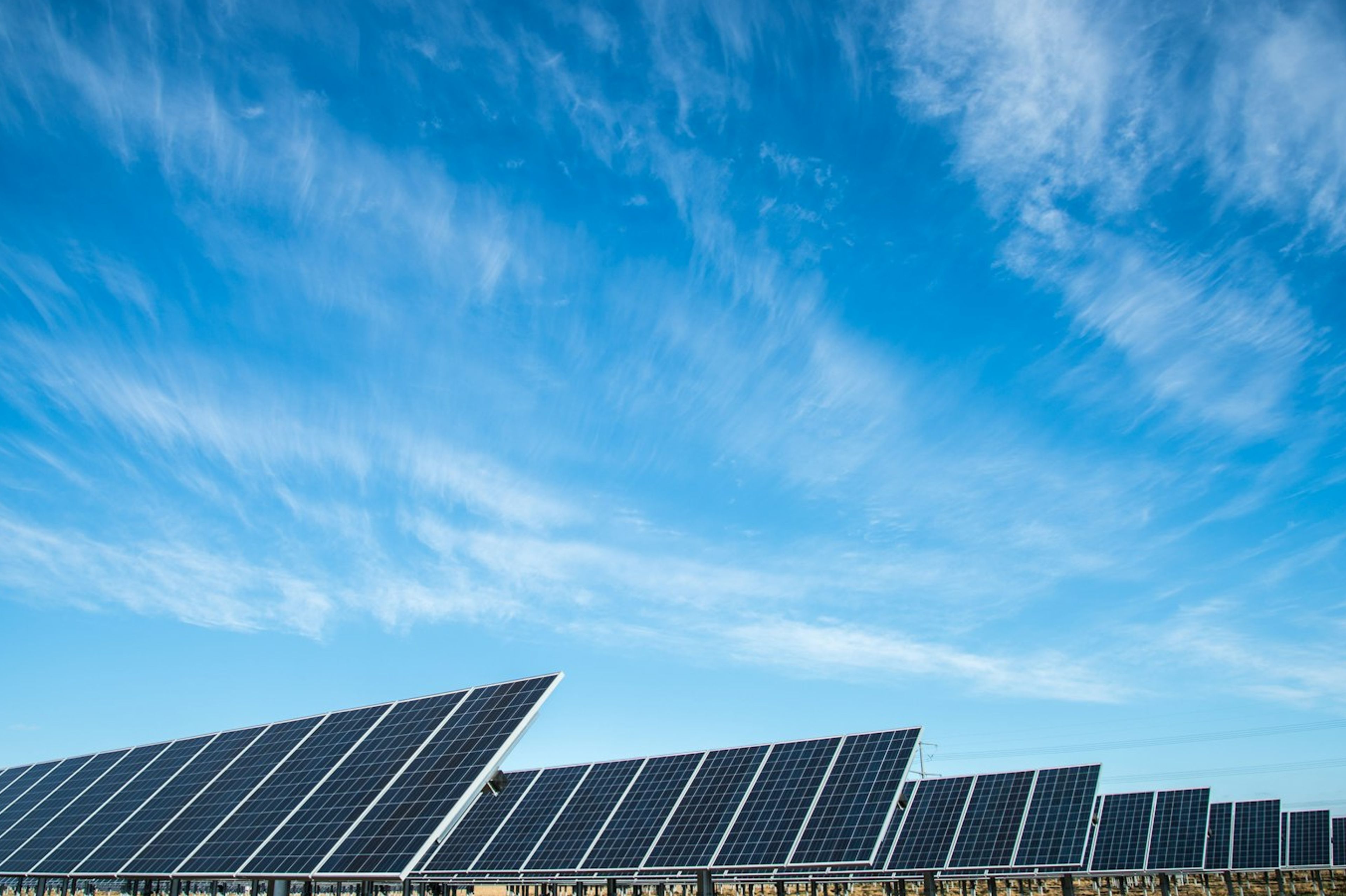 Ilustração de sistema híbrido de energia solar com baterias, usado para comparar economia entre grupo A e grupo B.