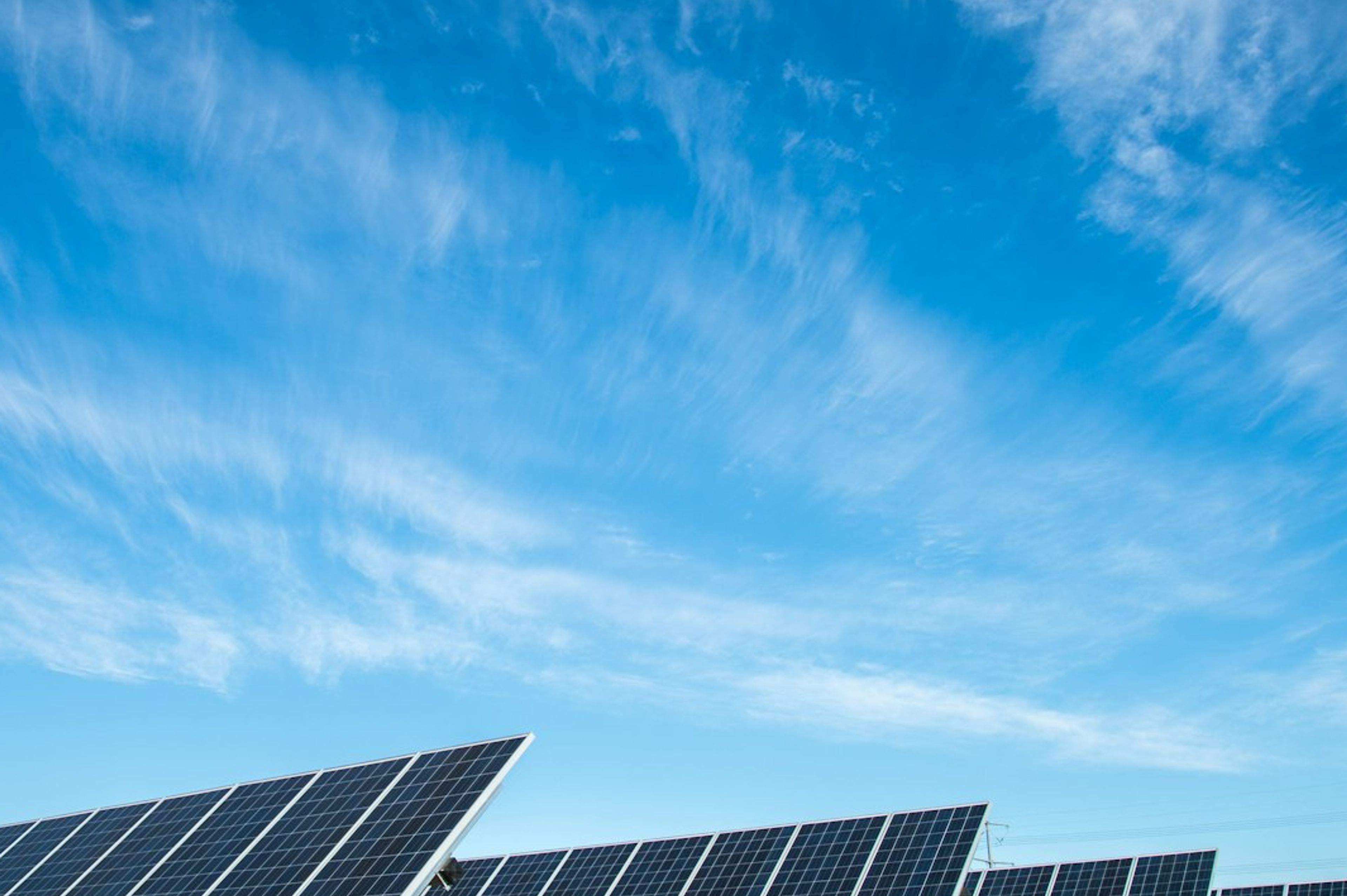 Ilustração de sistema híbrido de energia solar com baterias, usado para comparar economia entre grupo A e grupo B.