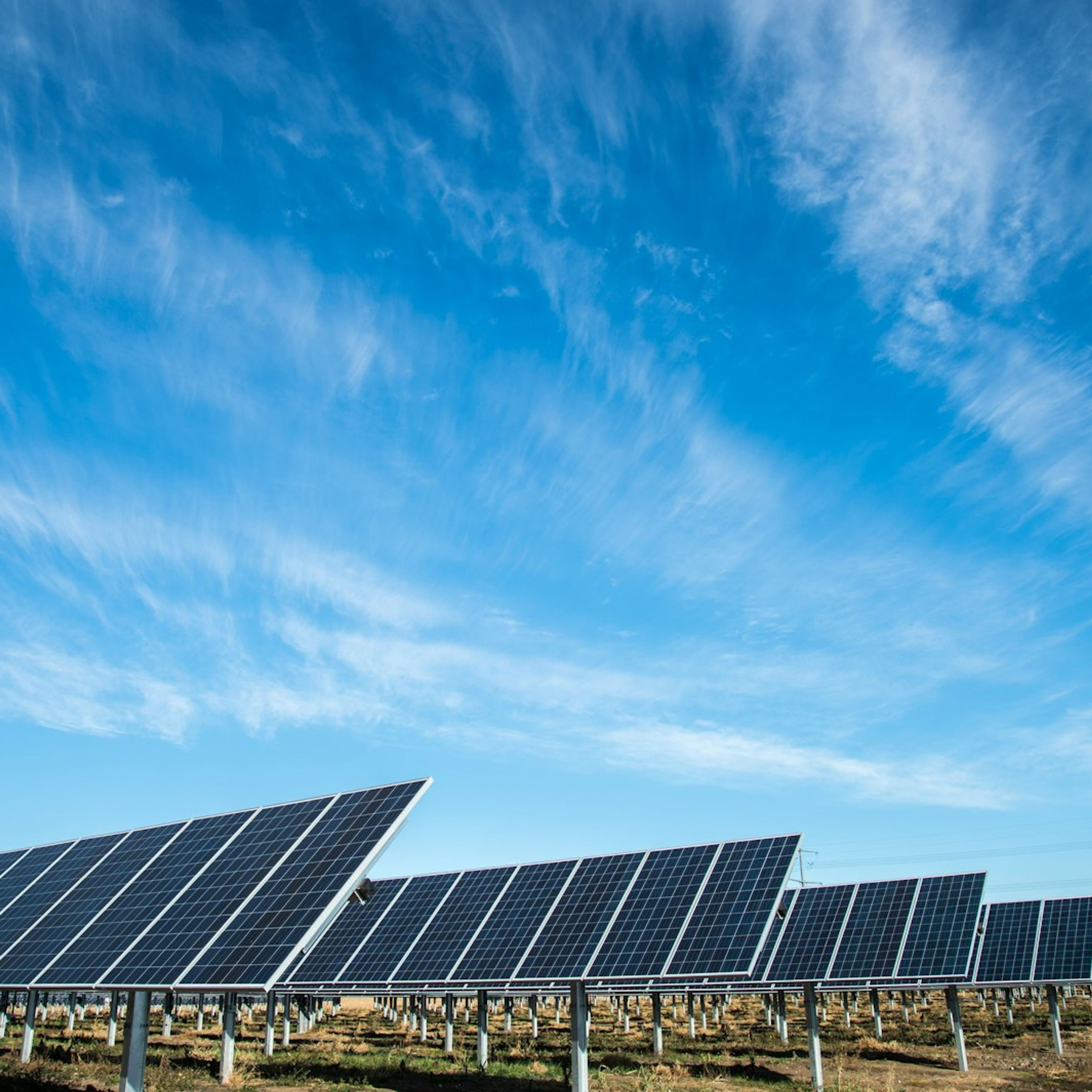 Ilustração de sistema híbrido de energia solar com baterias, usado para comparar economia entre grupo A e grupo B.