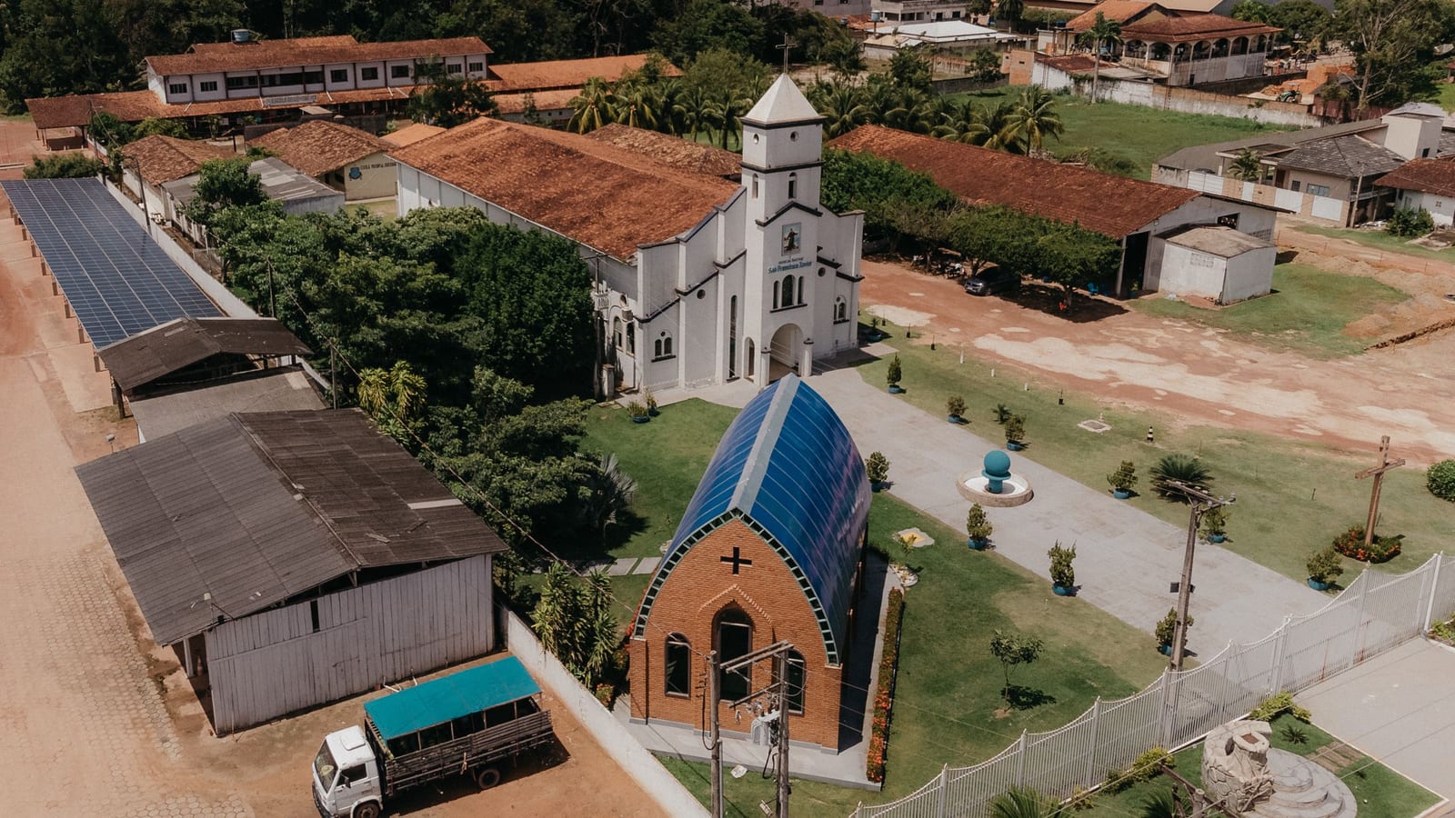 Módulos fotovoltaicos instalados em comunidade rural brasileira.