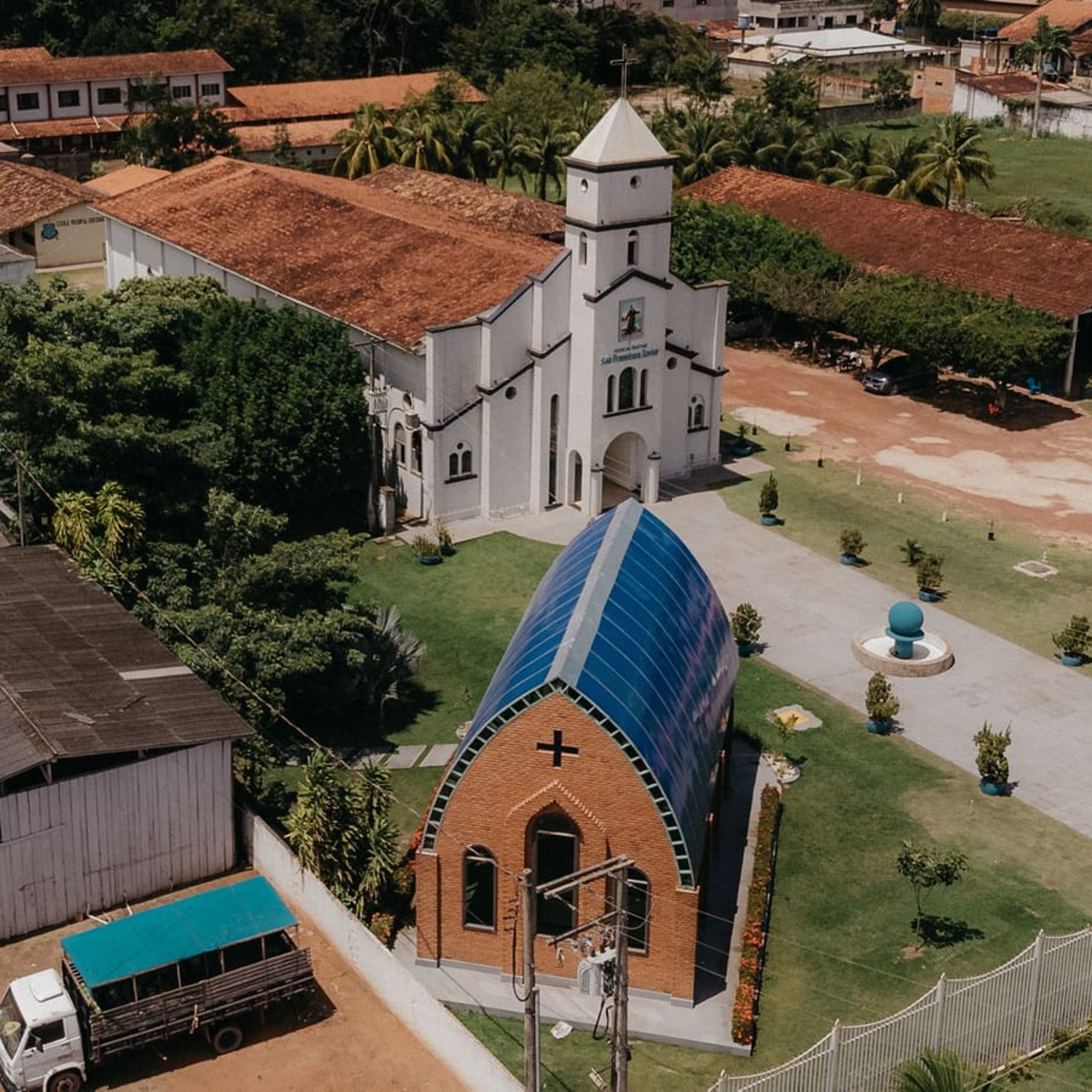 Módulos fotovoltaicos instalados em comunidade rural brasileira.