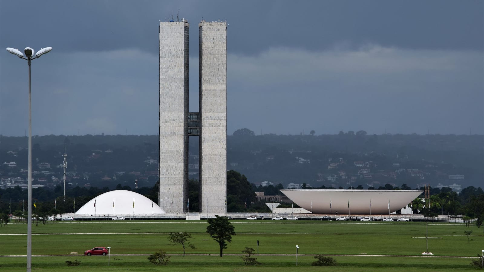 Congresso Nacional em Brasília sob céu nublado.
