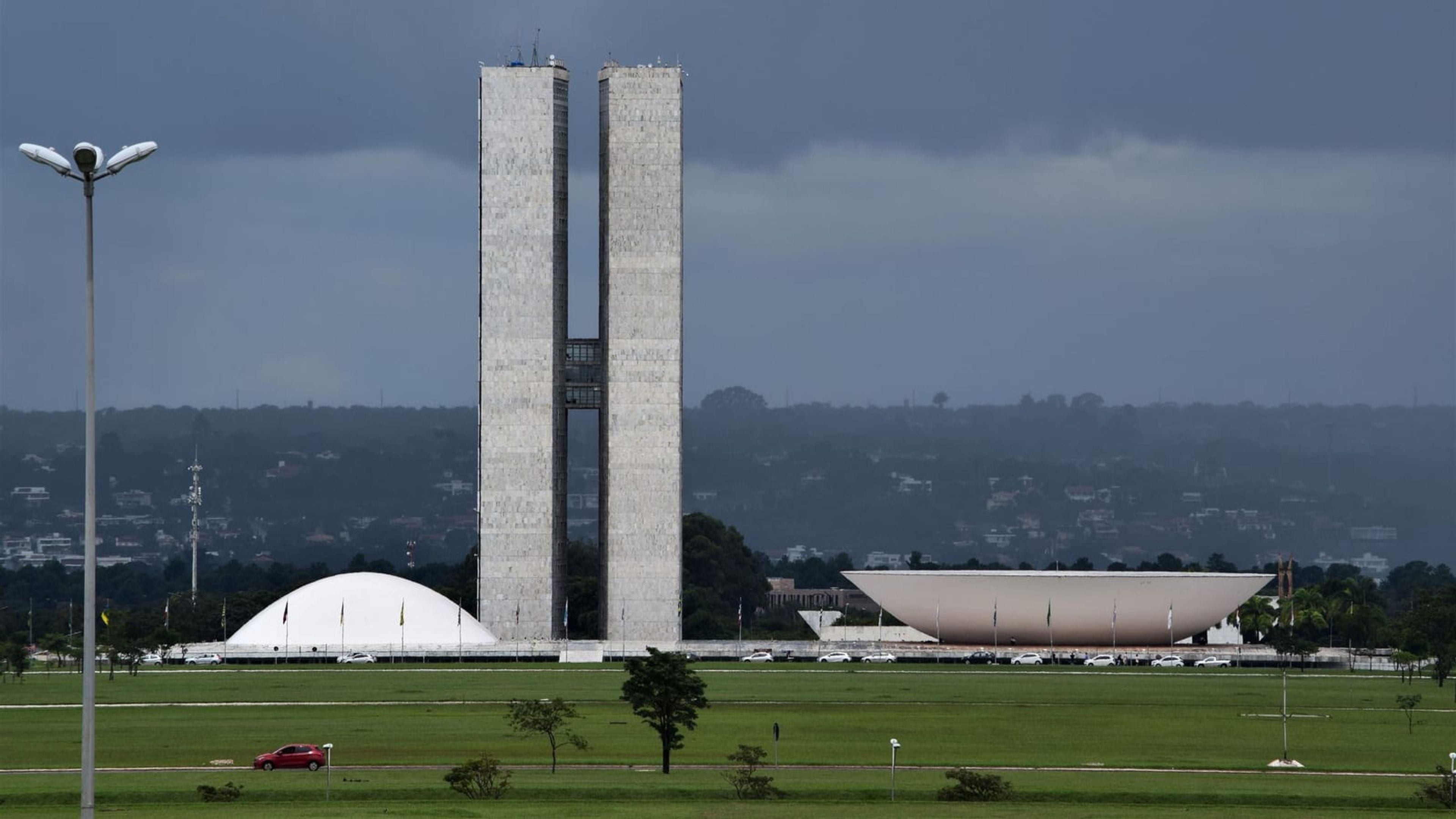 Congresso Nacional em Brasília sob céu nublado.