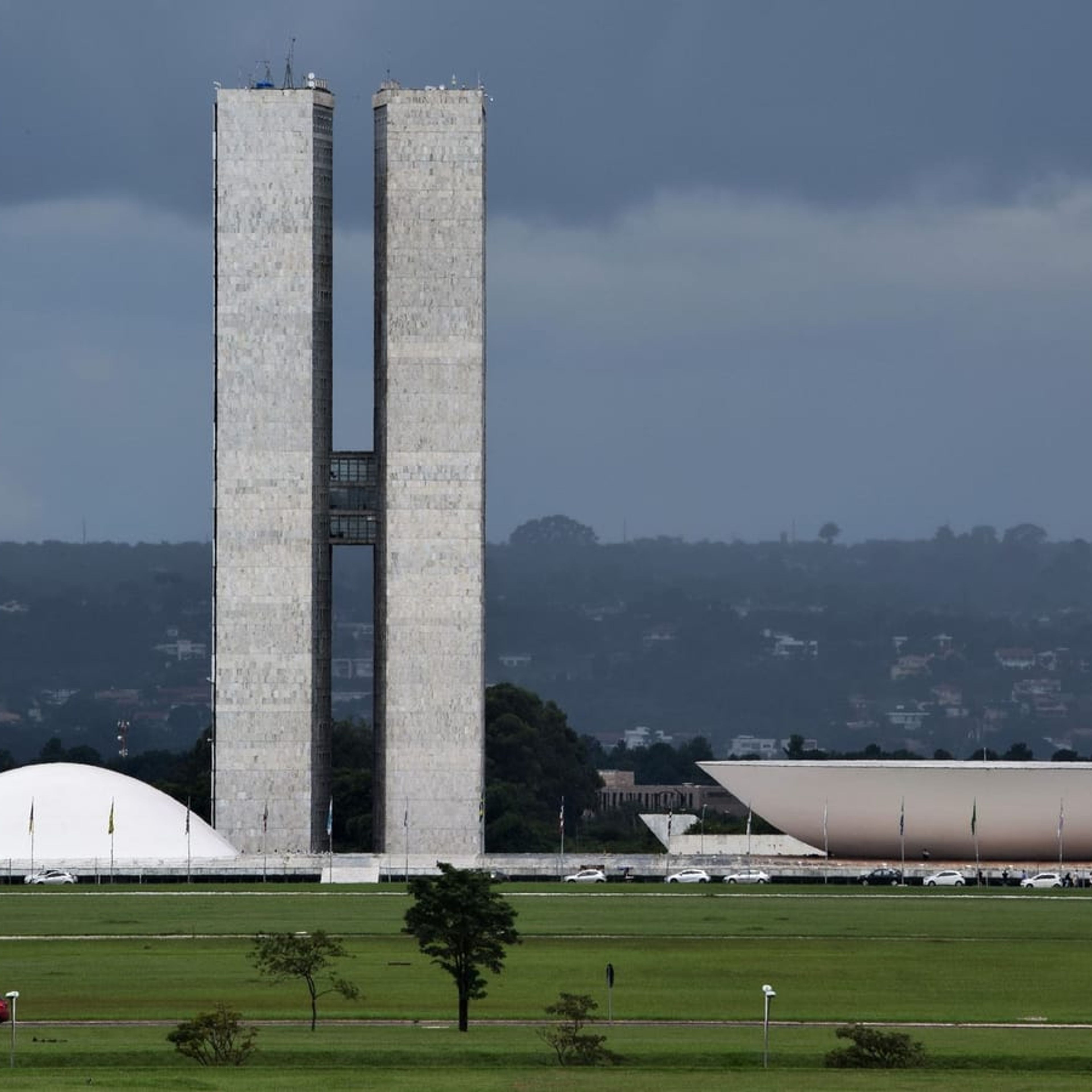 Congresso Nacional em Brasília sob céu nublado.