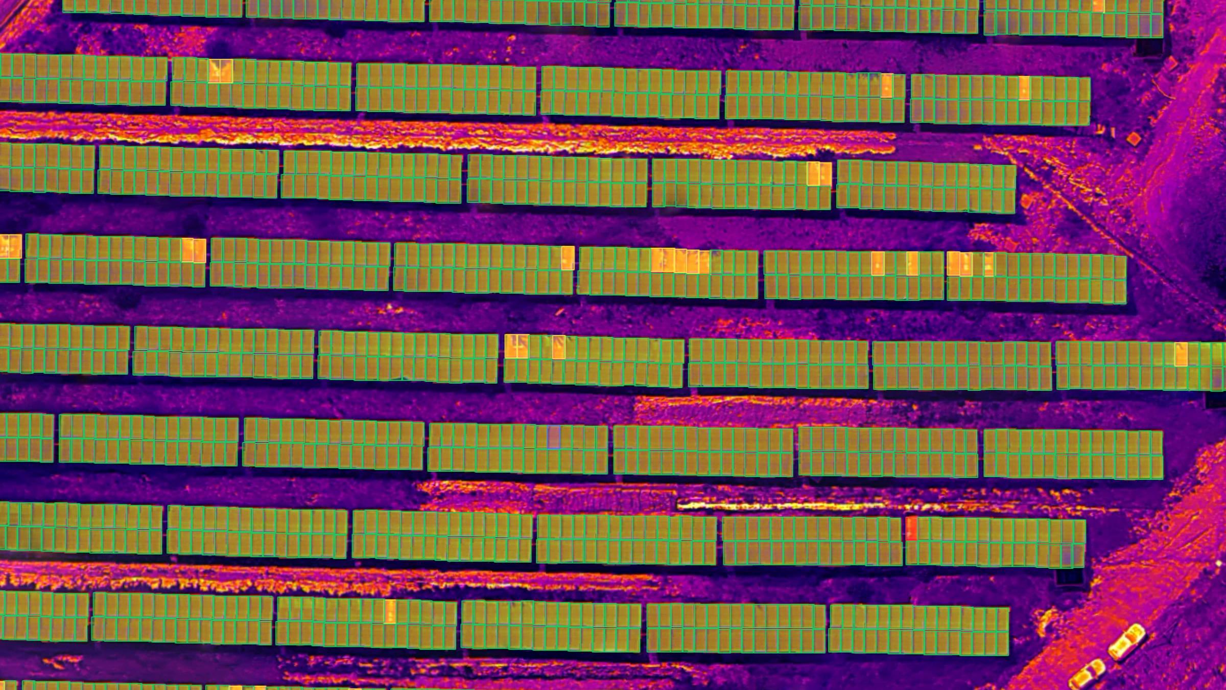 Imagem termográfica aérea de uma usina fotovoltaica com módulos delimitados por inspeção e pontos quentes, usada para identificar anomalias como PID.