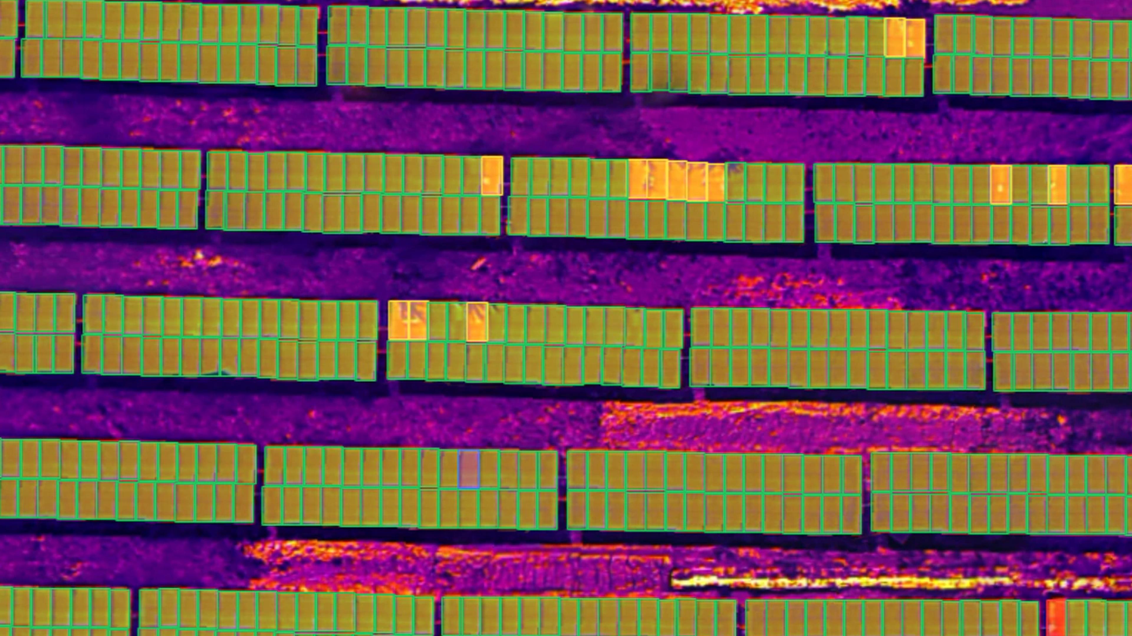 Imagem termográfica aérea de uma usina fotovoltaica com módulos delimitados por inspeção e pontos quentes, usada para identificar anomalias como PID.