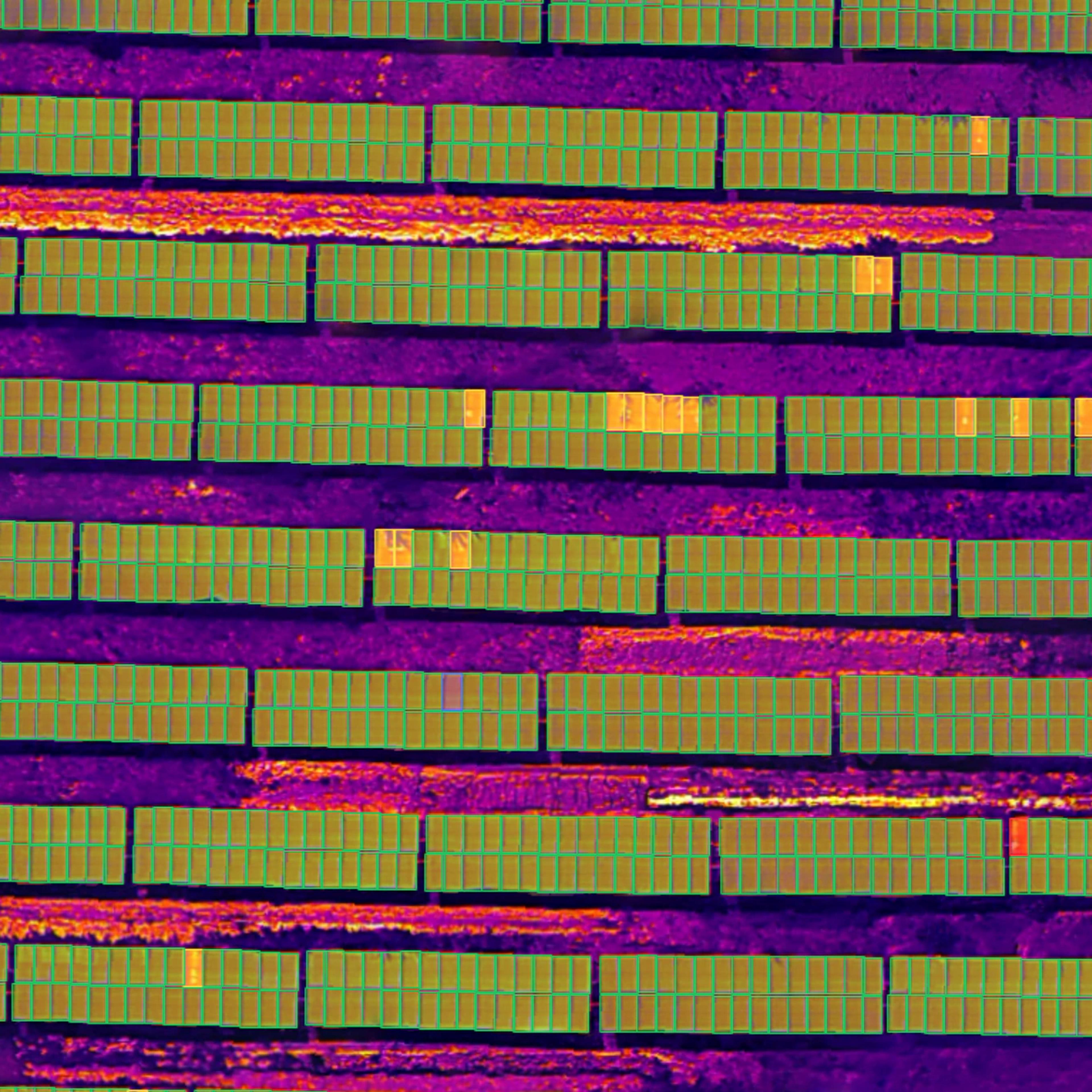 Imagem termográfica aérea de uma usina fotovoltaica com módulos delimitados por inspeção e pontos quentes, usada para identificar anomalias como PID.