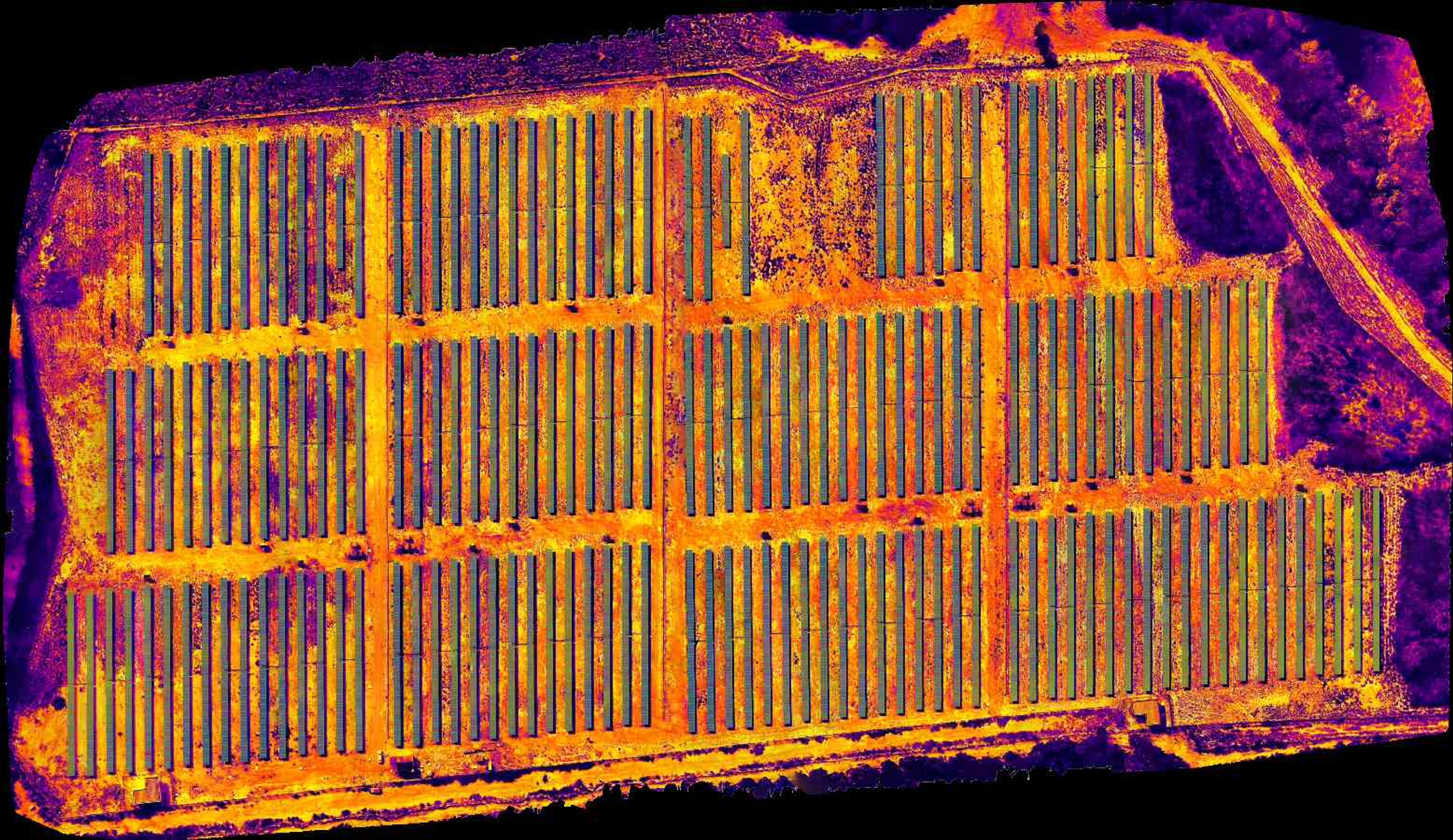Inspeção termográfica por drone com marcação de hotspots em módulos fotovoltaicos.