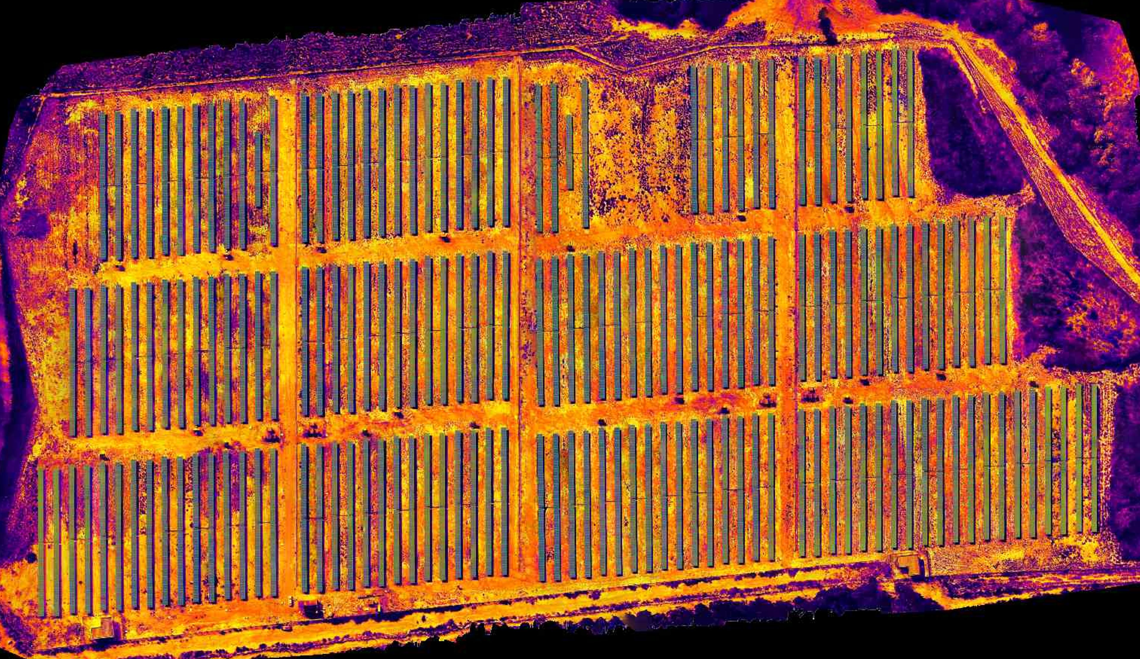 Inspeção termográfica por drone com marcação de hotspots em módulos fotovoltaicos.