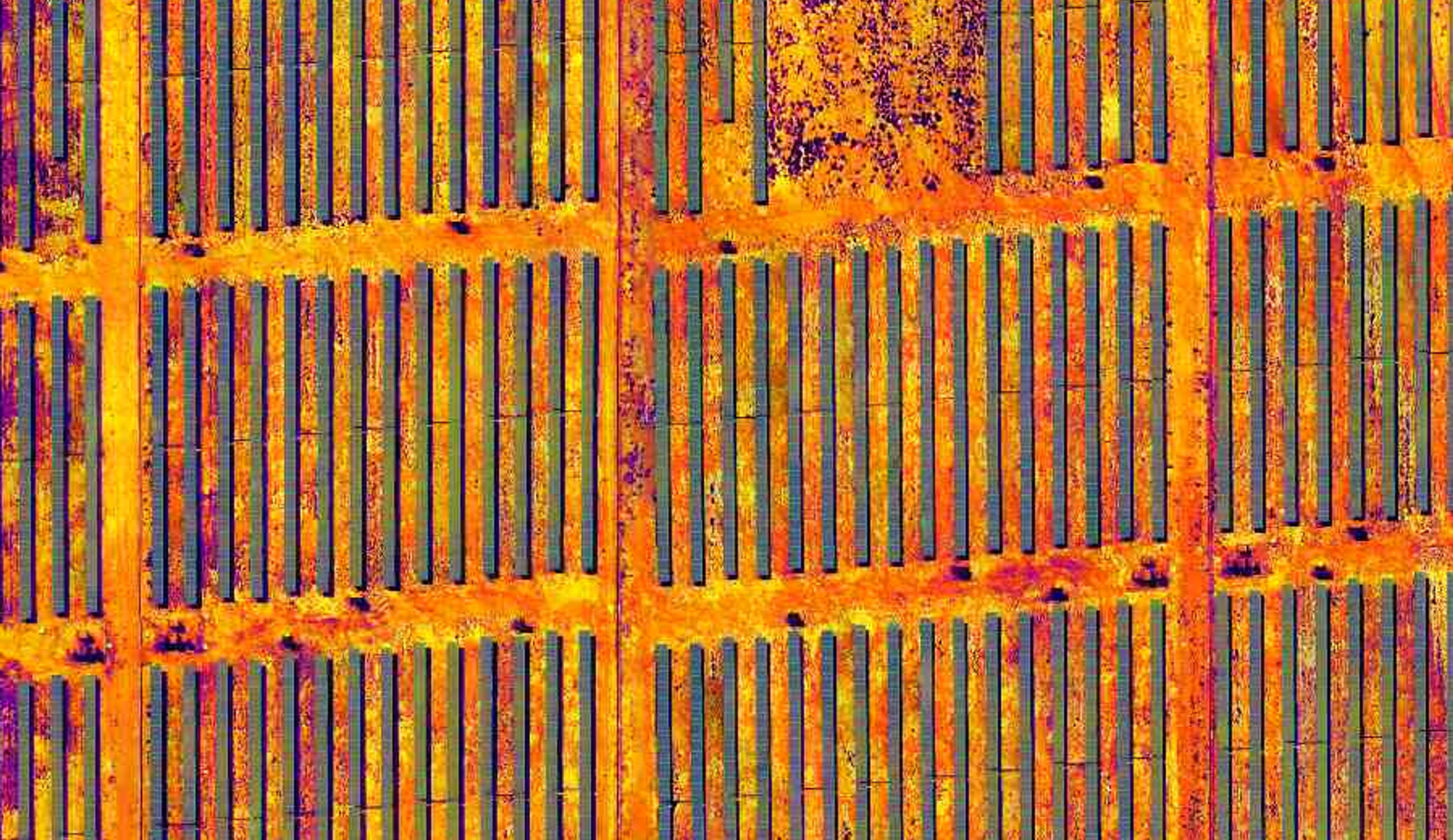 Inspeção termográfica por drone com marcação de hotspots em módulos fotovoltaicos.