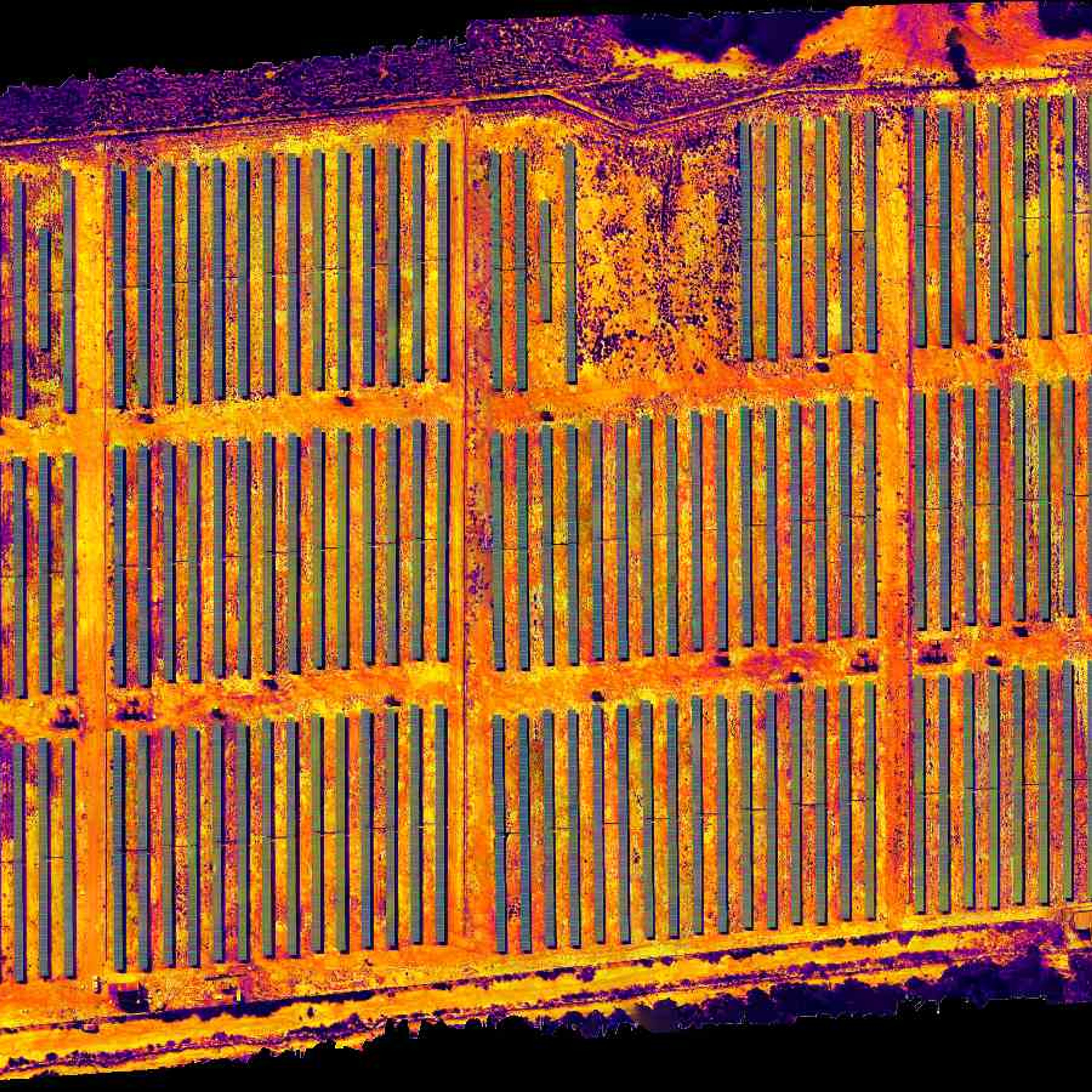 Inspeção termográfica por drone com marcação de hotspots em módulos fotovoltaicos.