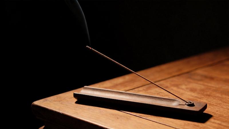 大稻埕源竹隆香（Winlong Incense）的天然手工桂花線香正在燃燒