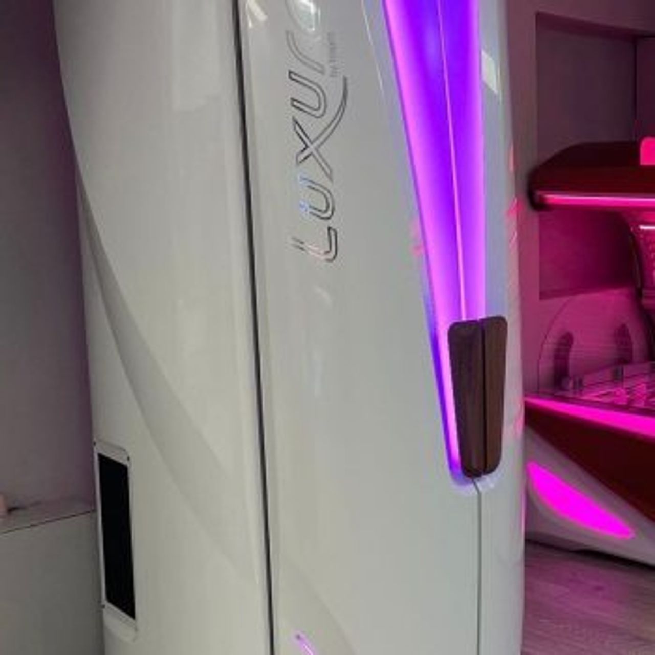 Luxura V8