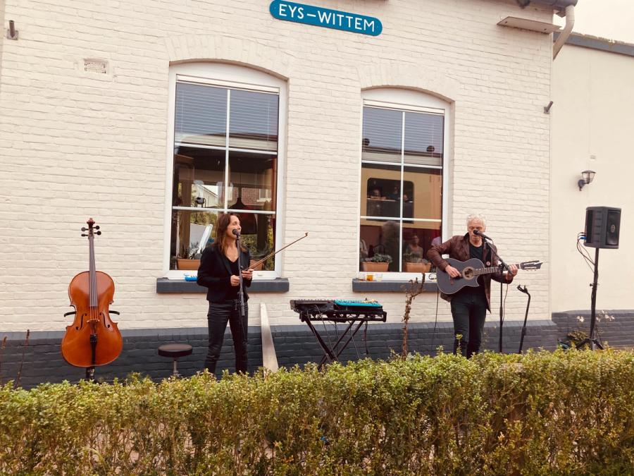 Cello, female singer and male guitarist in front of the train station Eys - Wittem