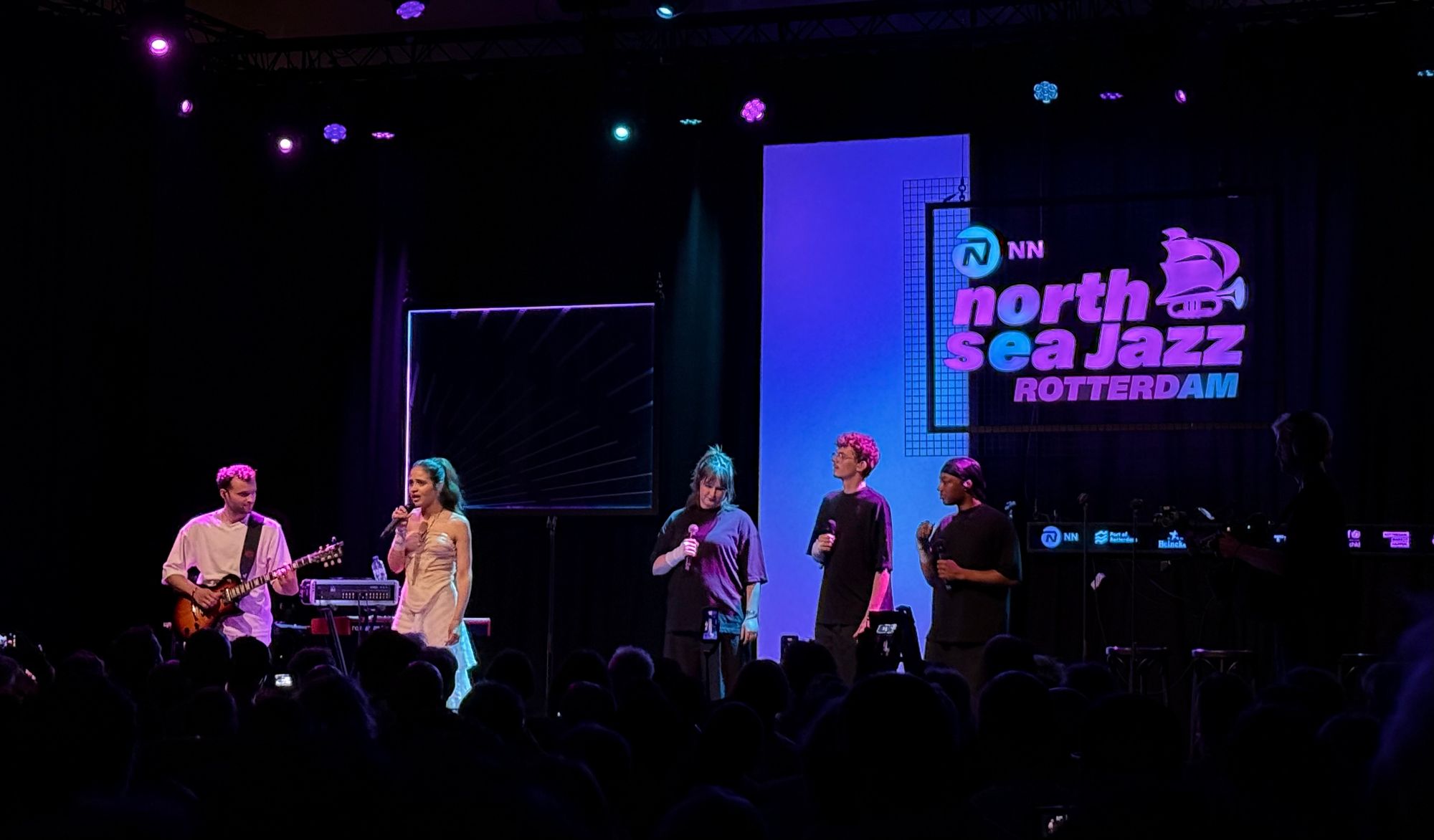 Noha singing in the middle, on her left her bass player and on the right three backing vocals