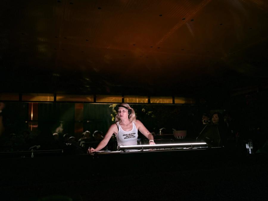 ellen at turntables, wears white shirt that says beats are back